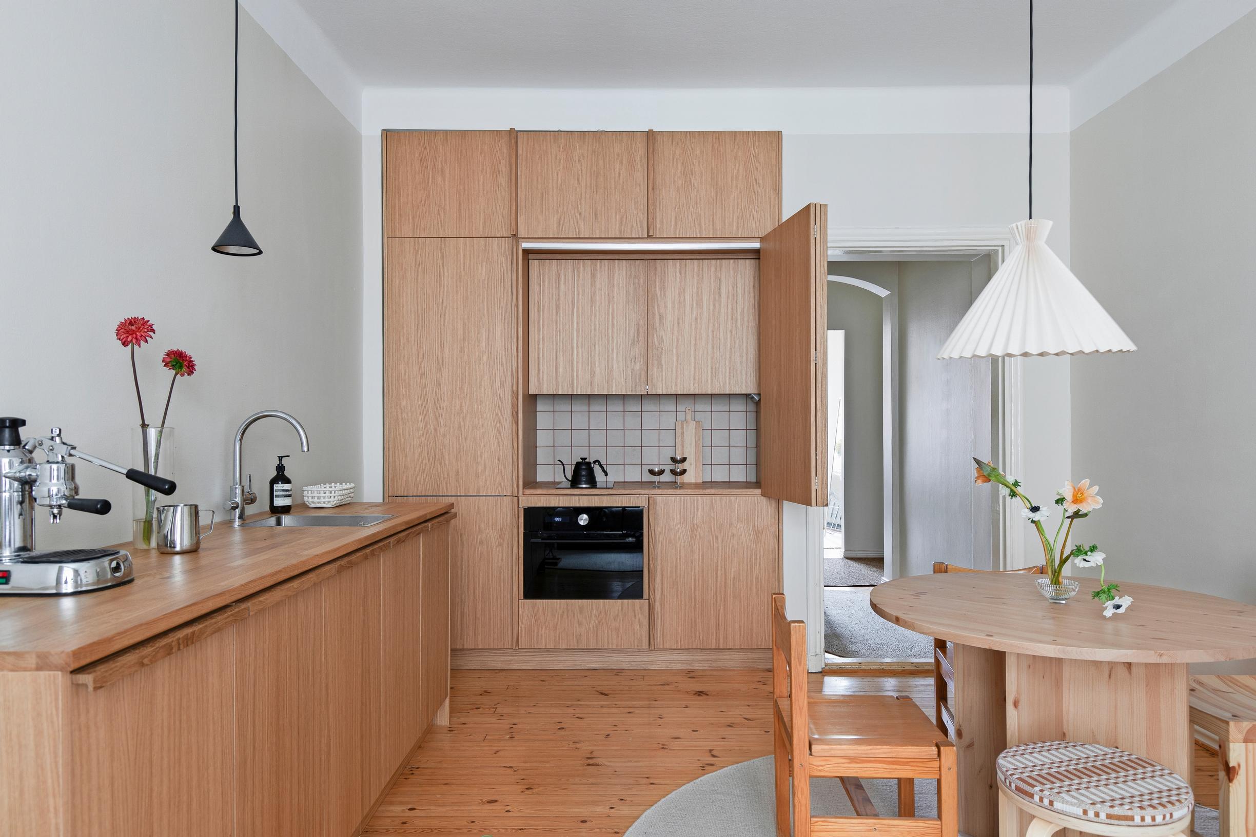 Uniform wooden surfaces in Arkken’s kitchen cabinetry