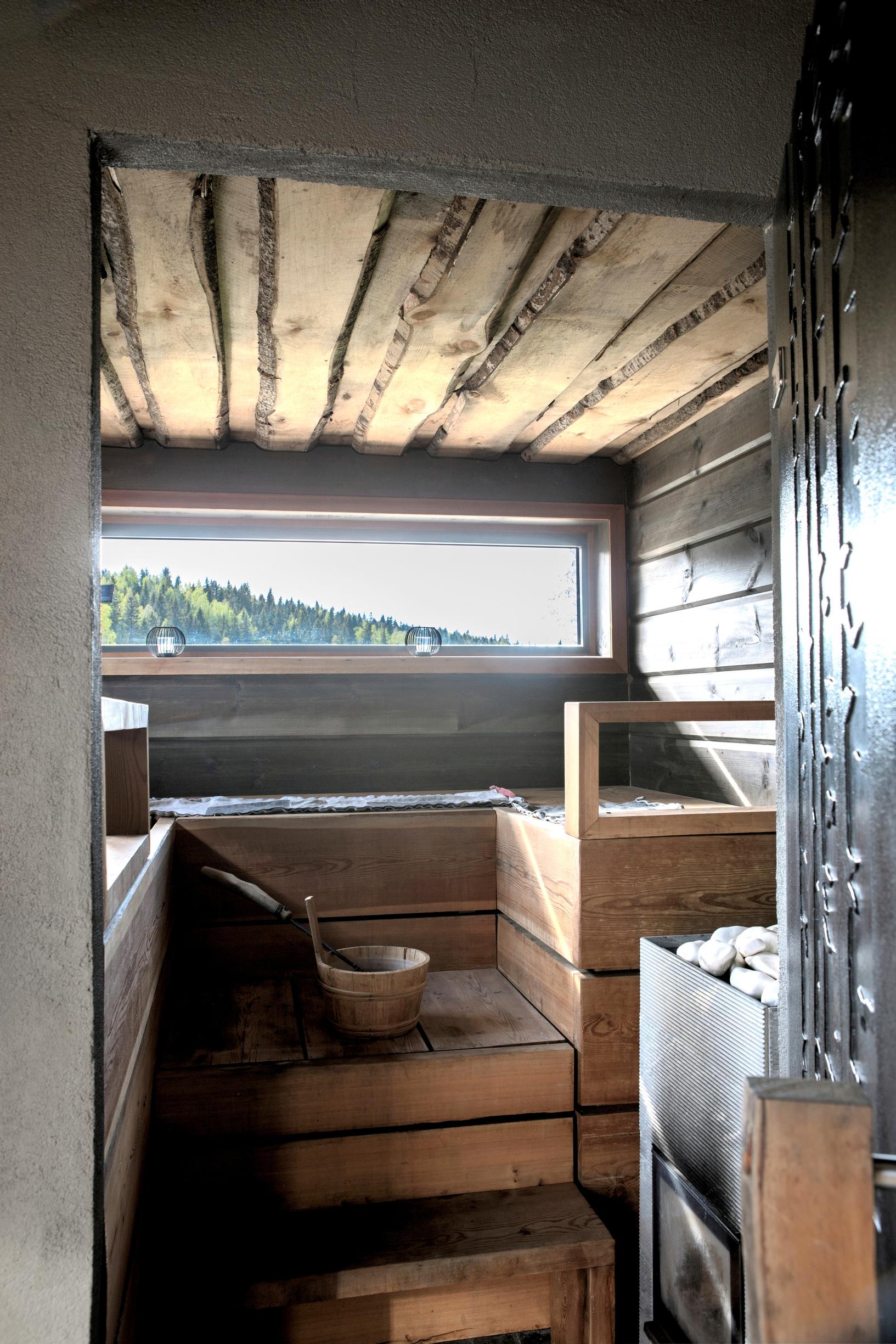 From the Sundmans’ sauna benches, you can admire the scenery.