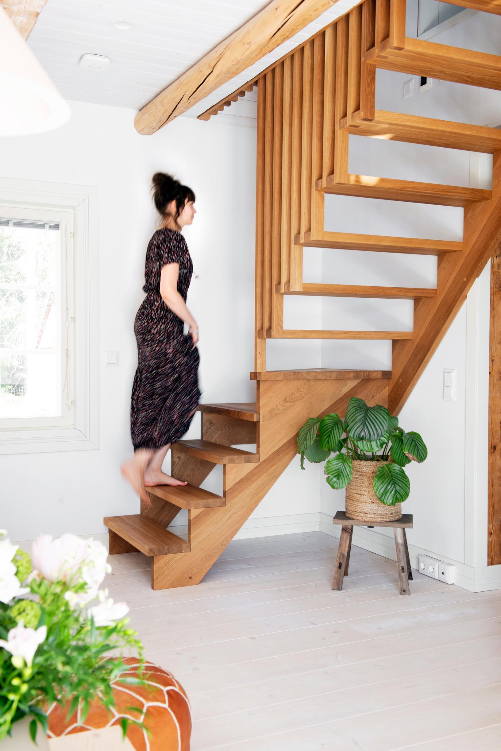 Custom-made oak stairs created with a master carpenter