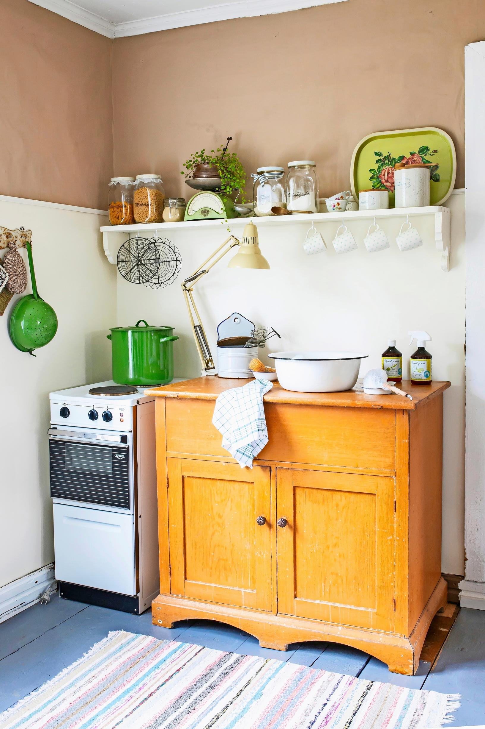 A tradition-respecting small kitchen in a house from the 1700s