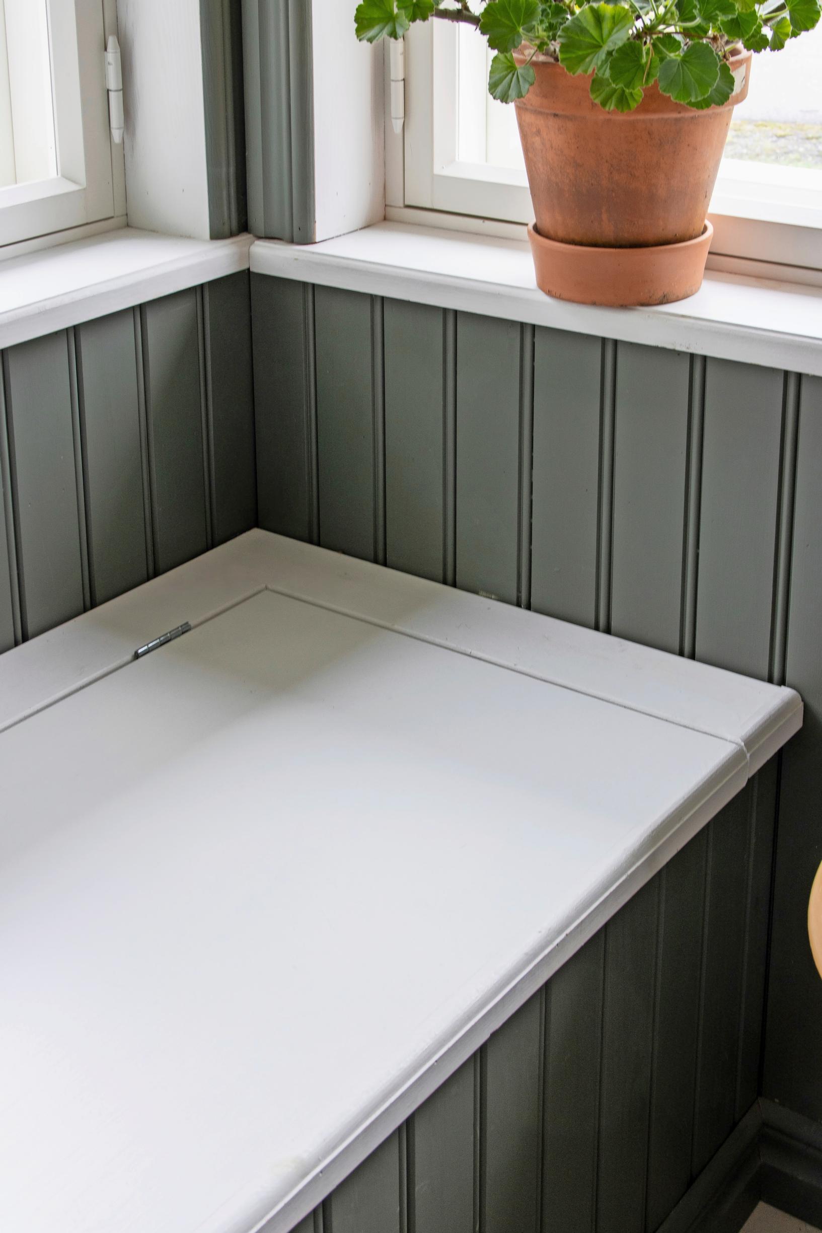 Photo of the built-in porch bench.