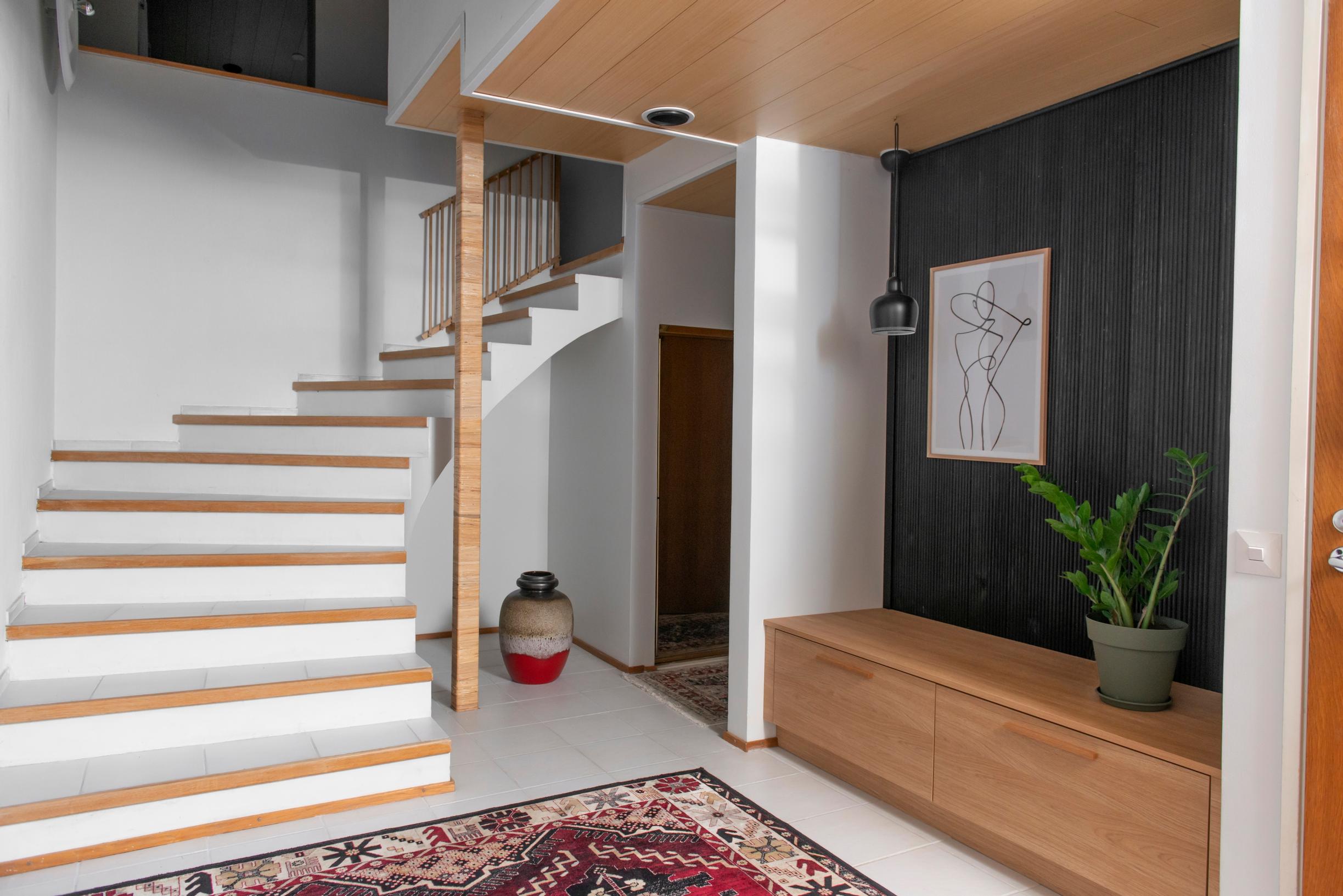 Image of a 1980s rowhouse entryway with curved open stairs.
