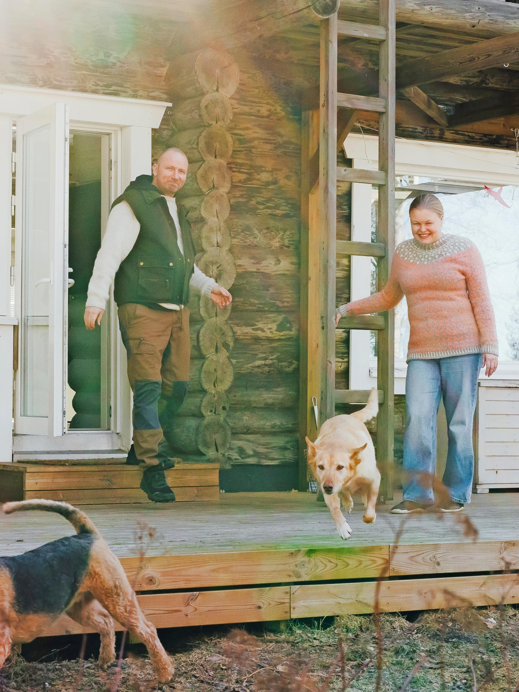 This veterinarian couple’s house is home to 29 pets—and an aquarium in the shower!