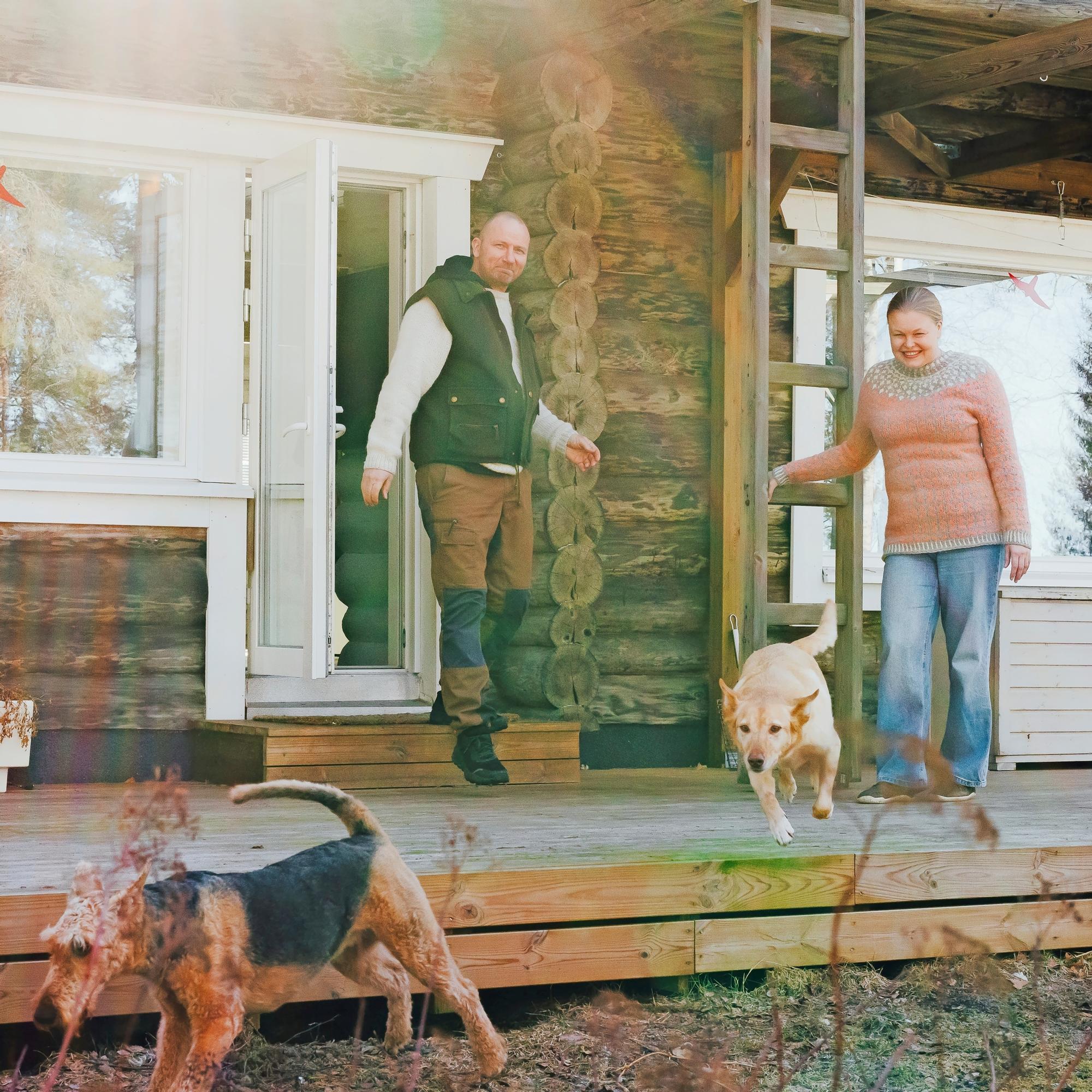 This veterinarian couple’s house is home to 29 pets—and an aquarium in the shower!