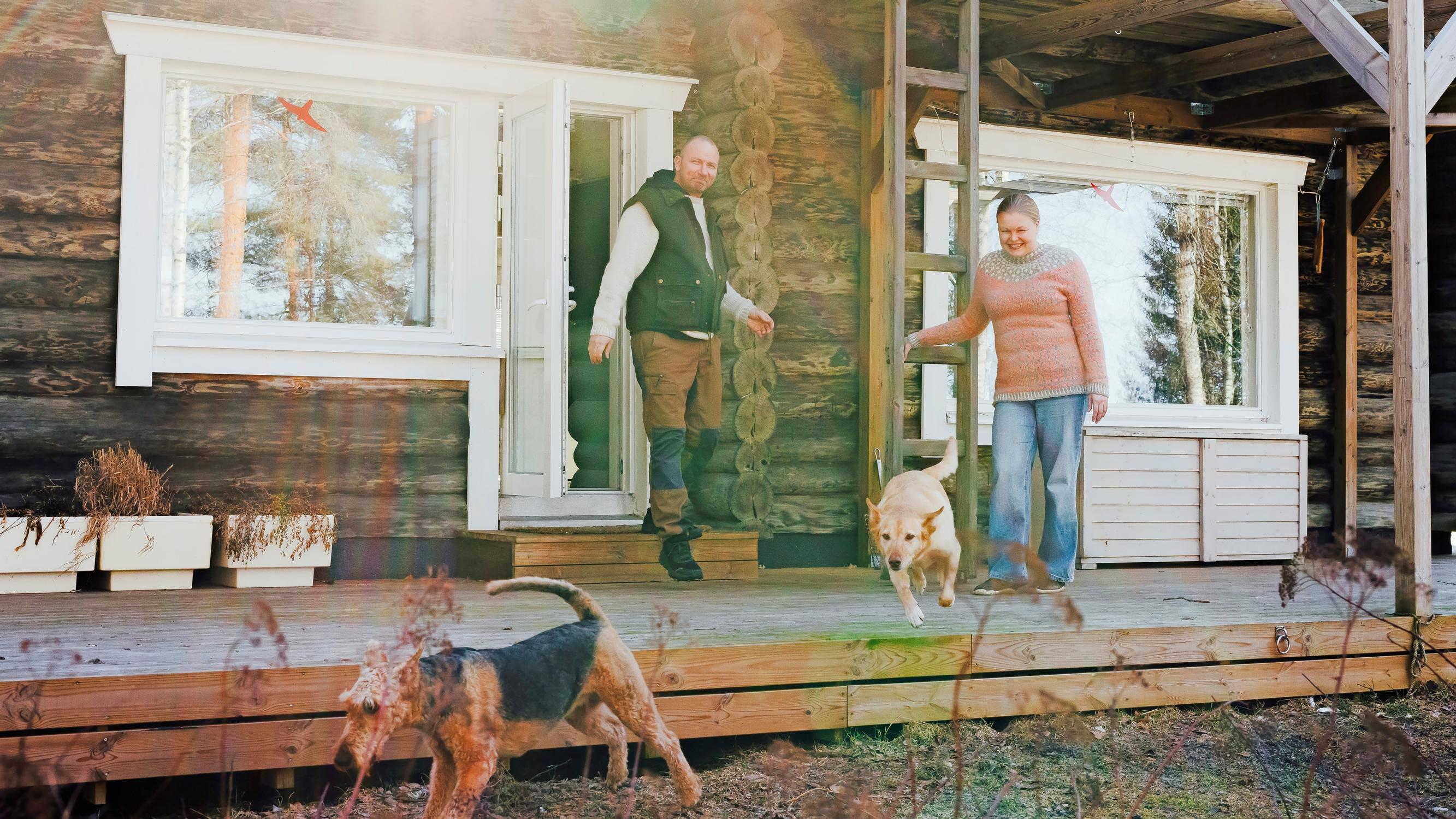This veterinarian couple’s house is home to 29 pets—and an aquarium in the shower!