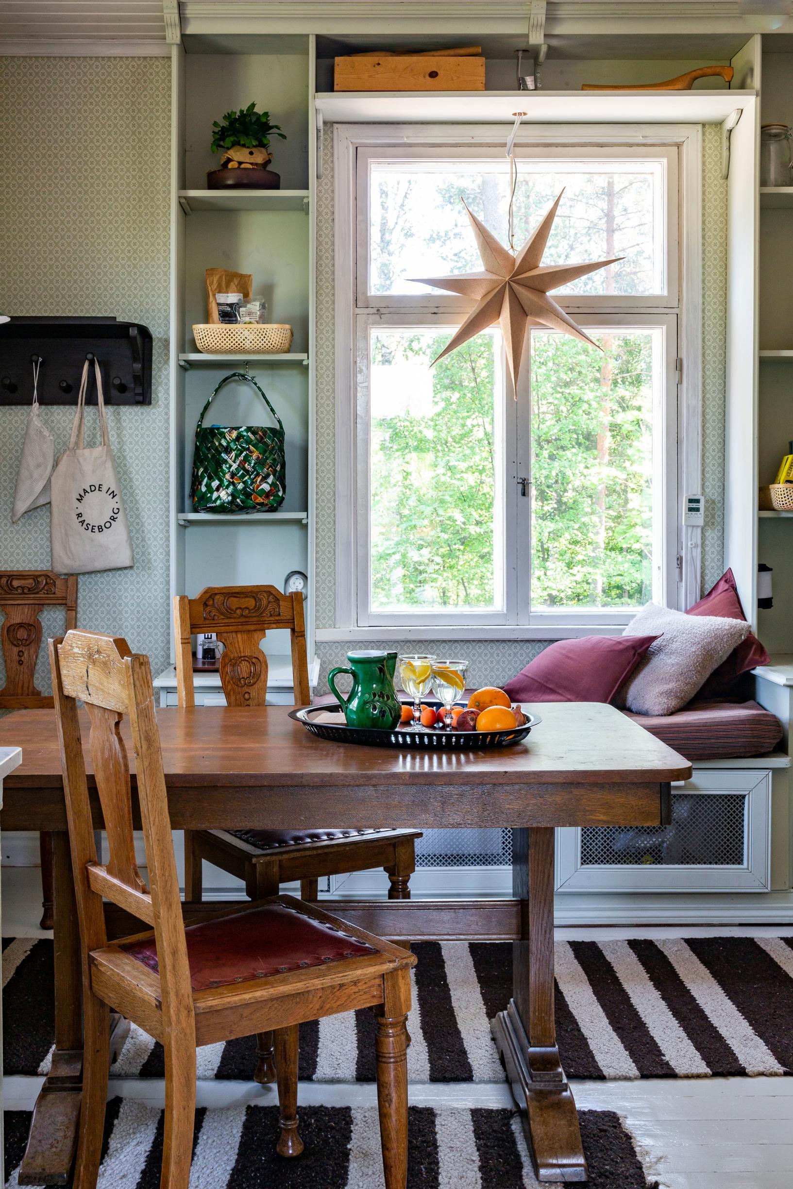 In the kitchen, there’s a window recess, art nouveau style chairs, and an extendable dining table.