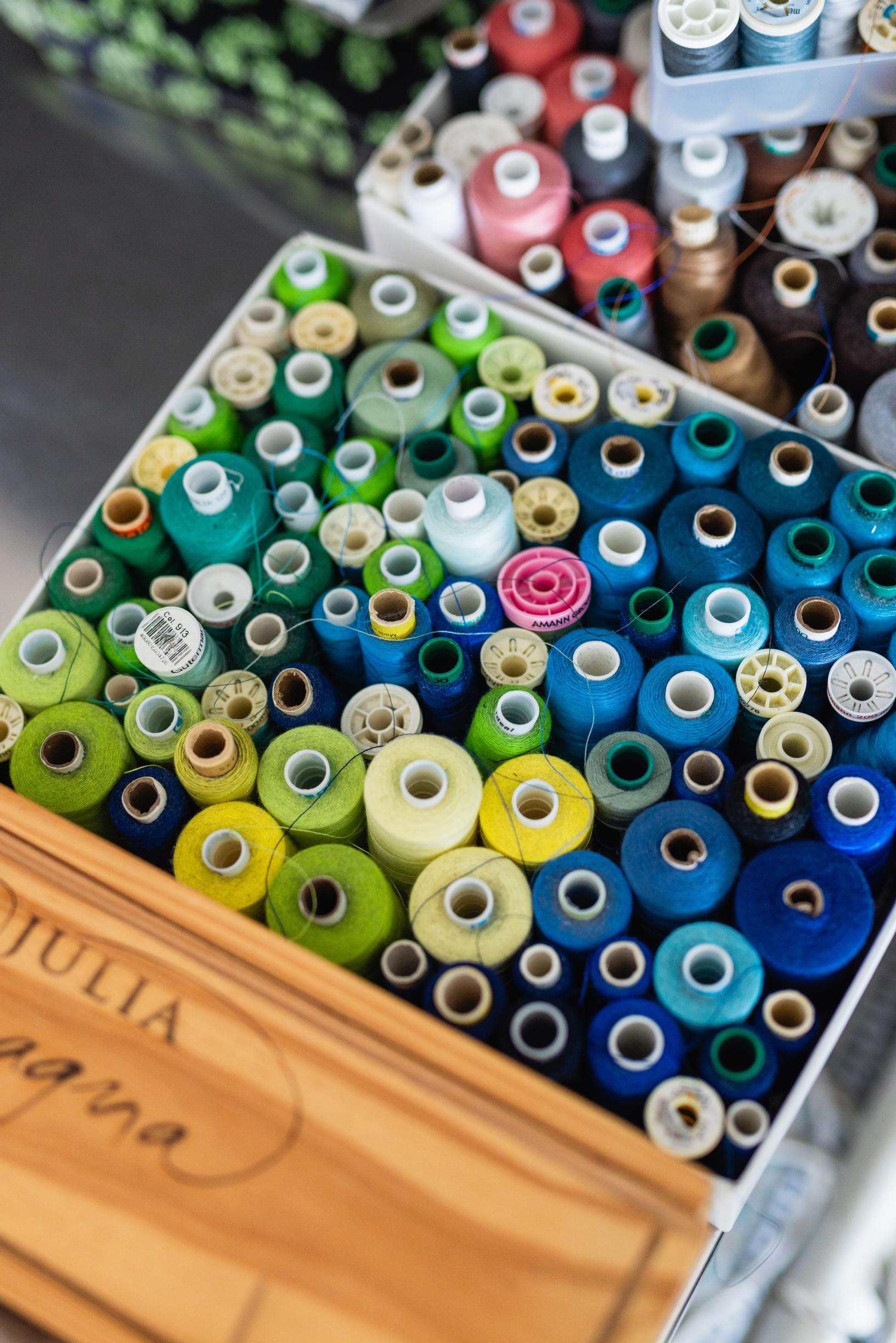 Sewing threads in boxes
