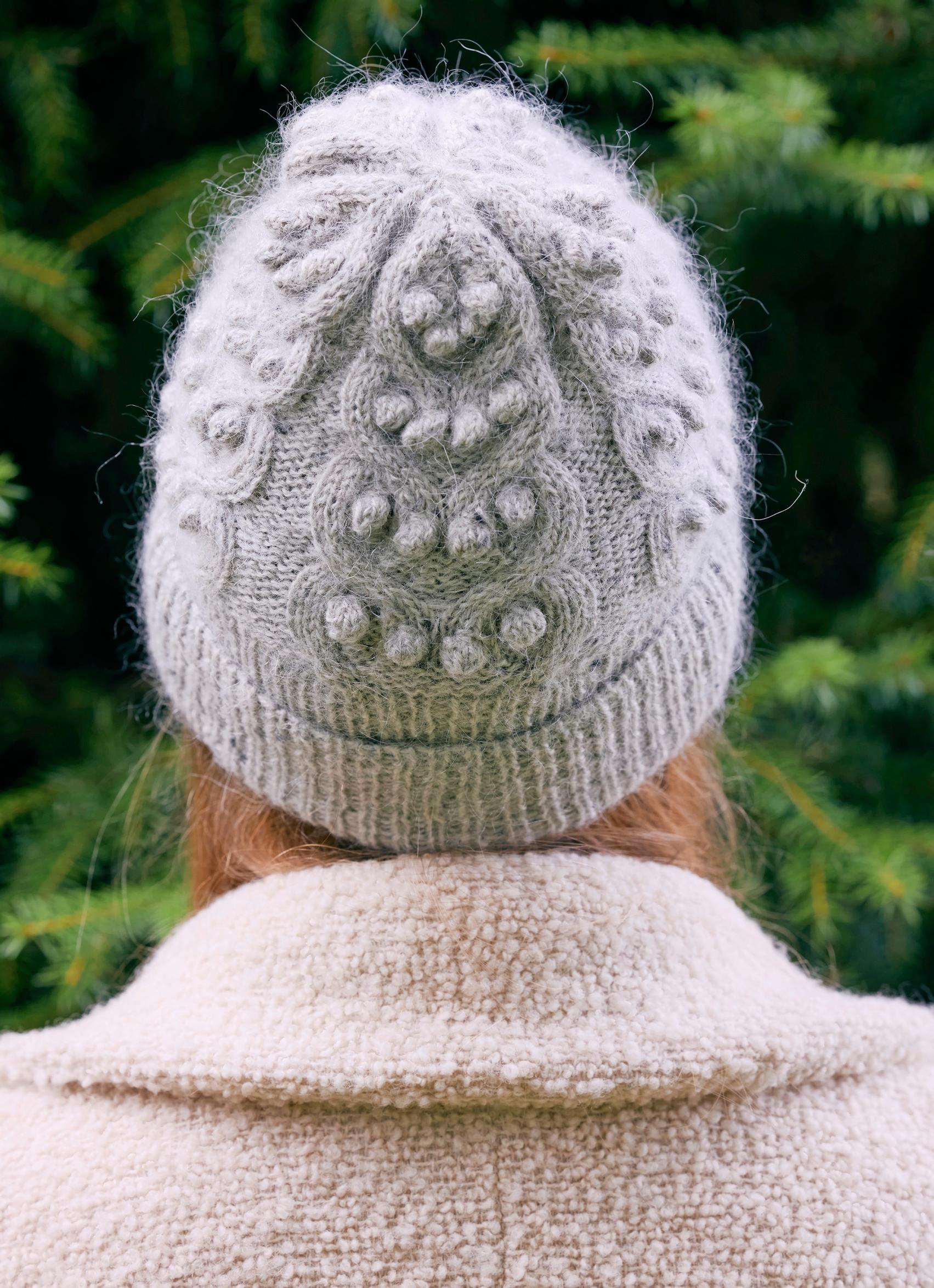 Keisarinna cable hat from behind