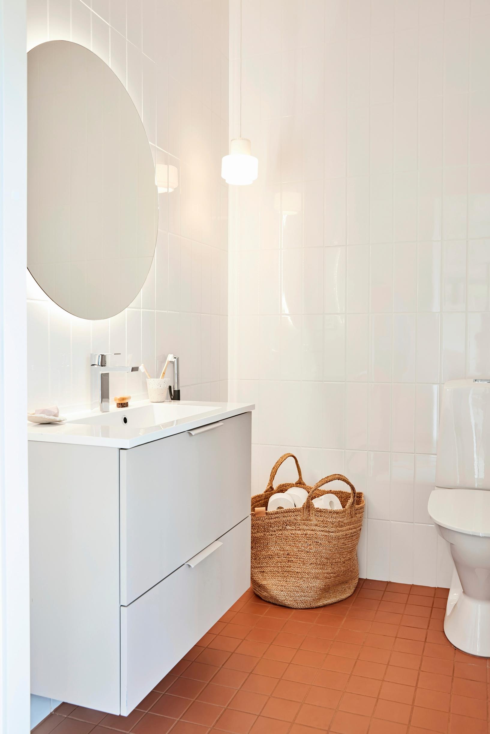 Bathroom with terracotta-colored floor tiles