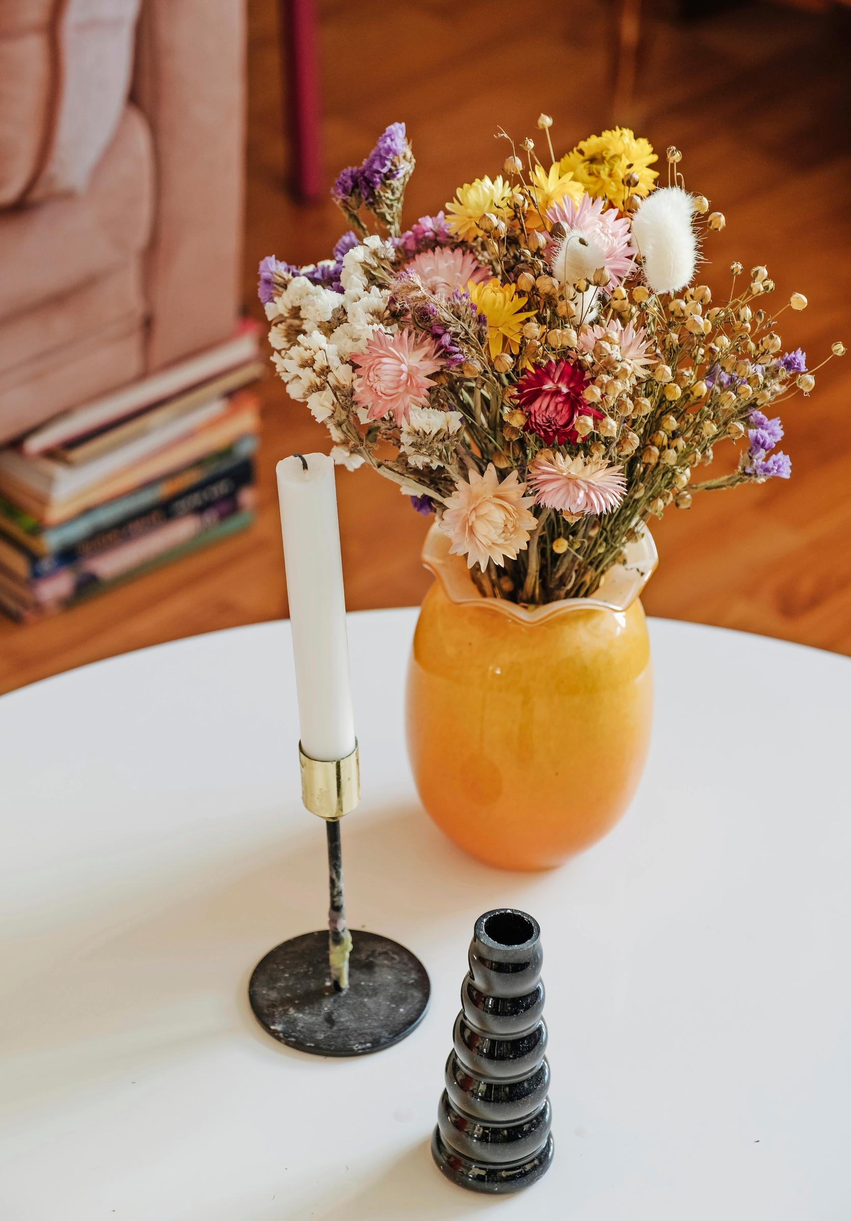 Photo of a dried flower bouquet on a coffee table.