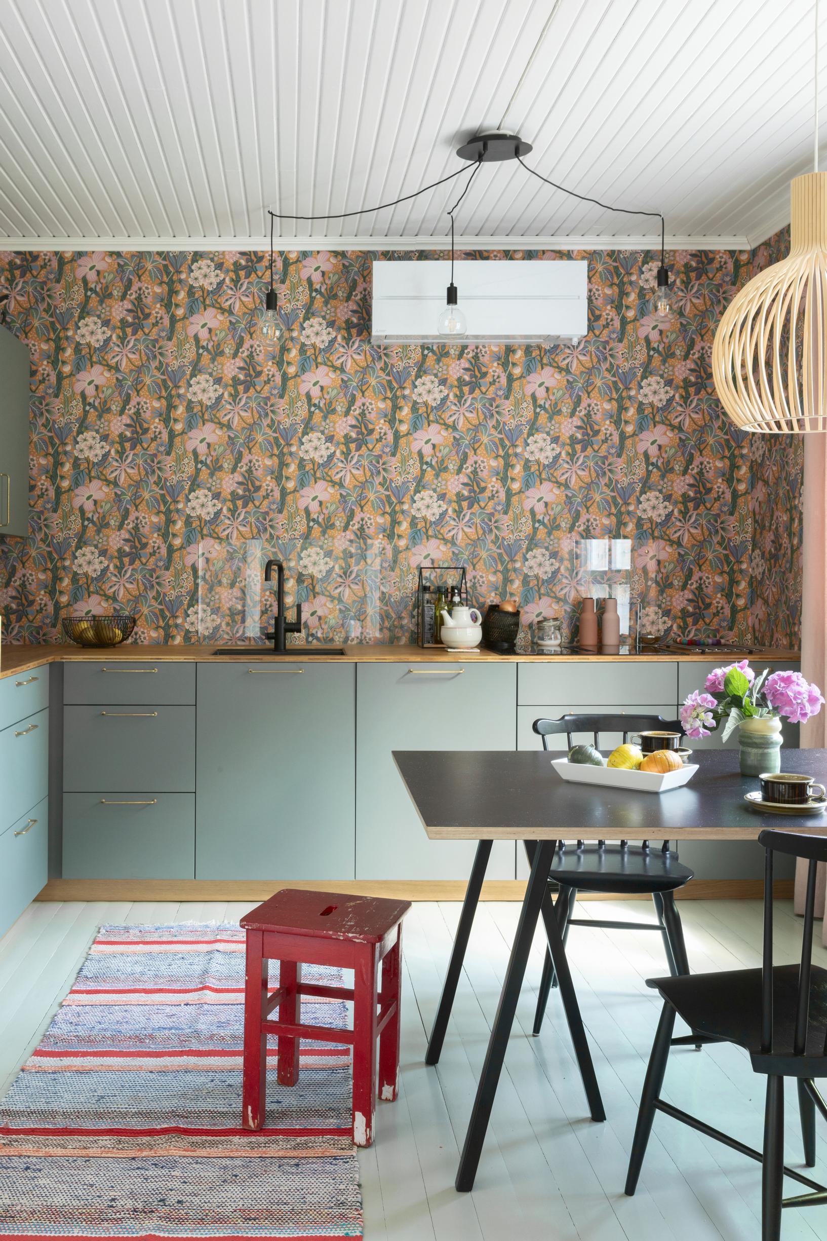 Boråstapeter’s Friviva floral wallpaper on the kitchen wall