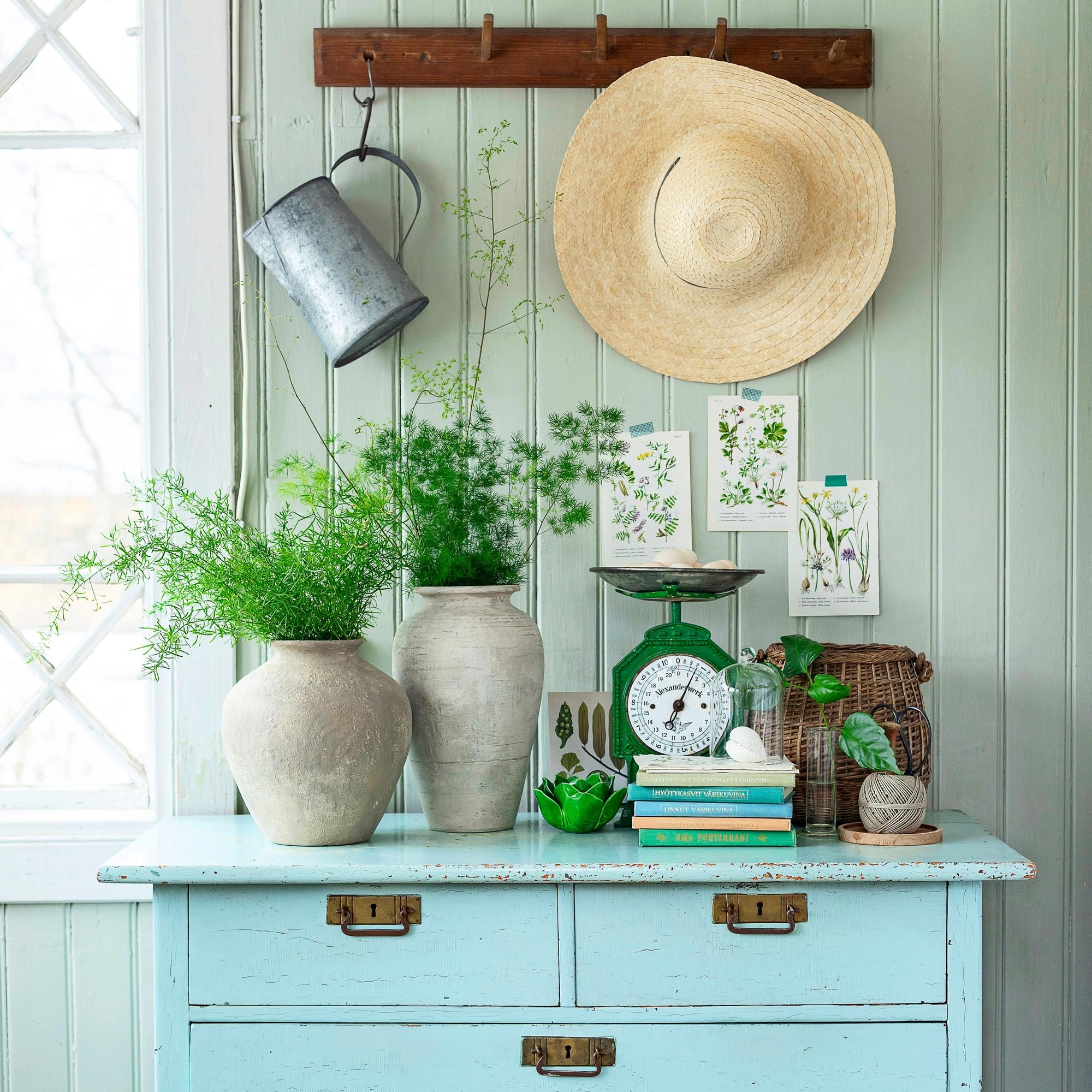 You have to try this: turn an old vase into a rustic clay pot with this easy tutorial