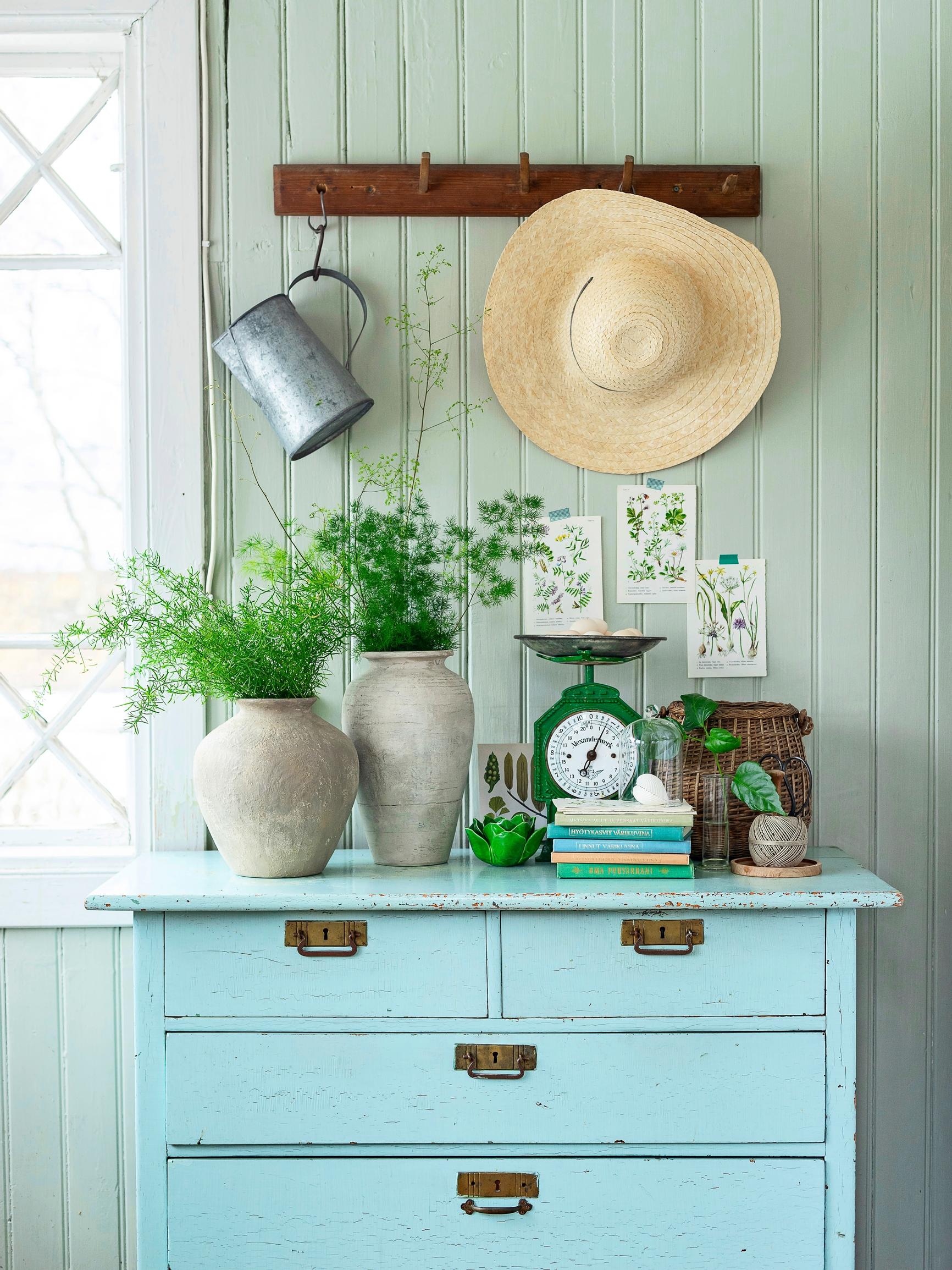 You have to try this: turn an old vase into a rustic clay pot with this easy tutorial