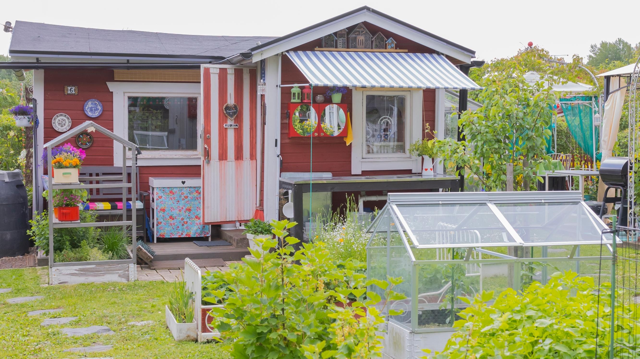 Inside Leni’s vibrant cottage: “The entire cottage’s color scheme was guided by Kettukarkki candy.”