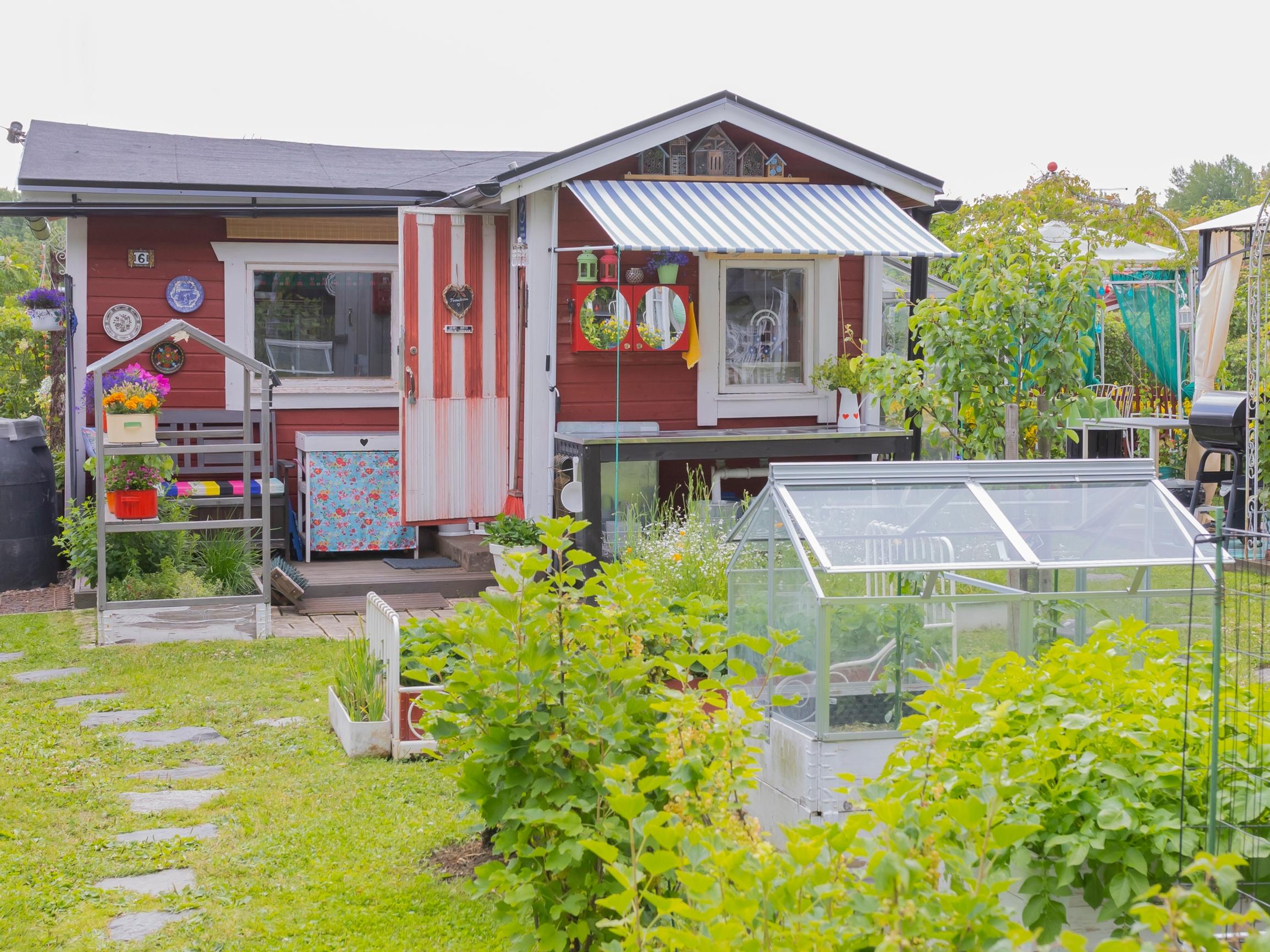 Inside Leni’s vibrant cottage: “The entire cottage’s color scheme was guided by Kettukarkki candy.”