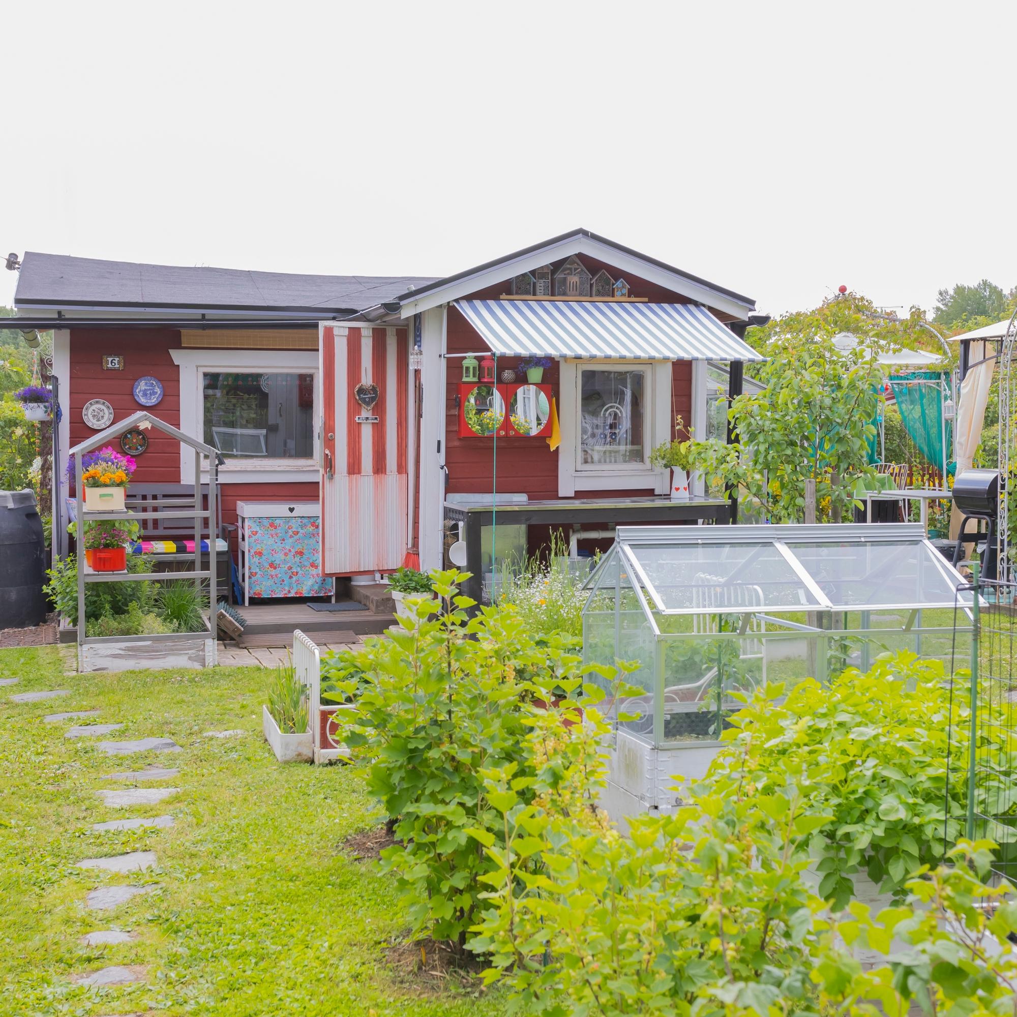 Inside Leni’s vibrant cottage: “The entire cottage’s color scheme was guided by Kettukarkki candy.”