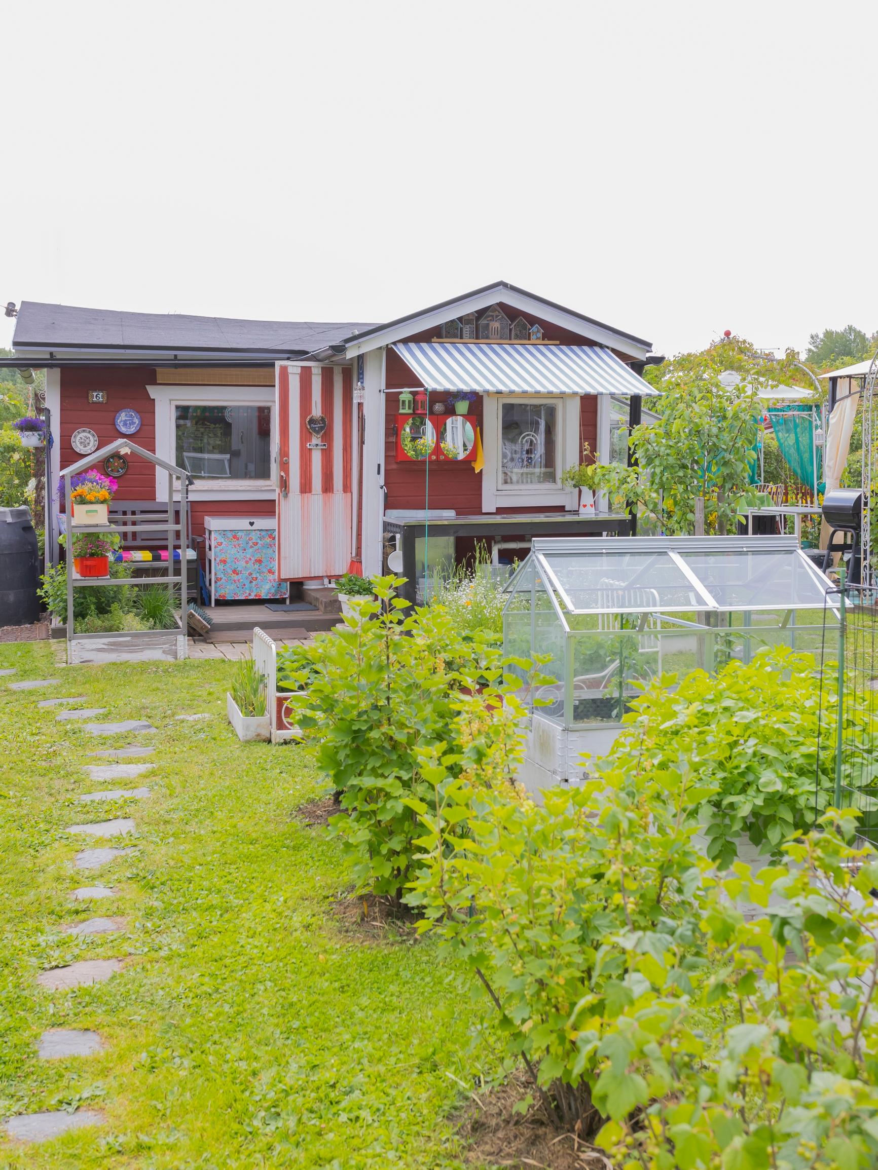 Inside Leni’s vibrant cottage: “The entire cottage’s color scheme was guided by Kettukarkki candy.”