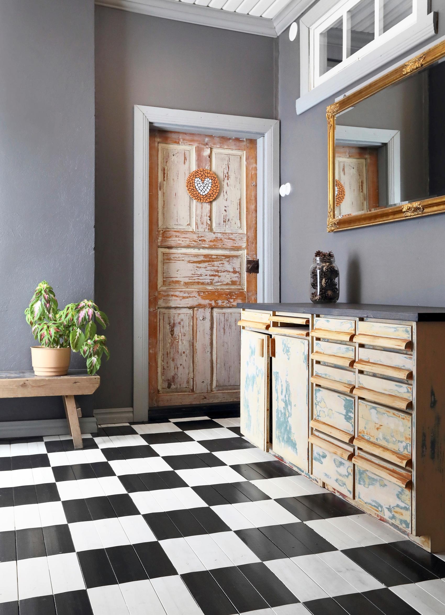 A black-and-white checkered floor in the pass-through room