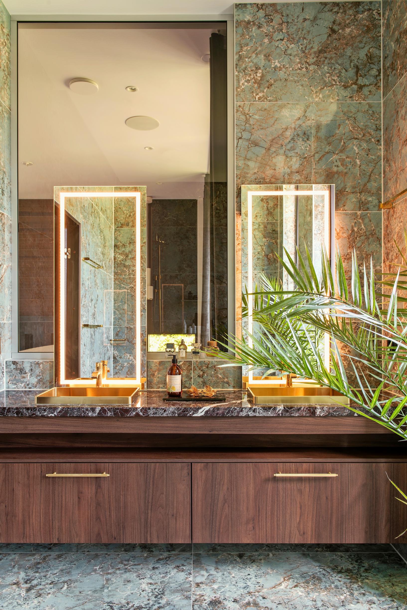 In the bathroom, a ’60s–’70s hotel vibe