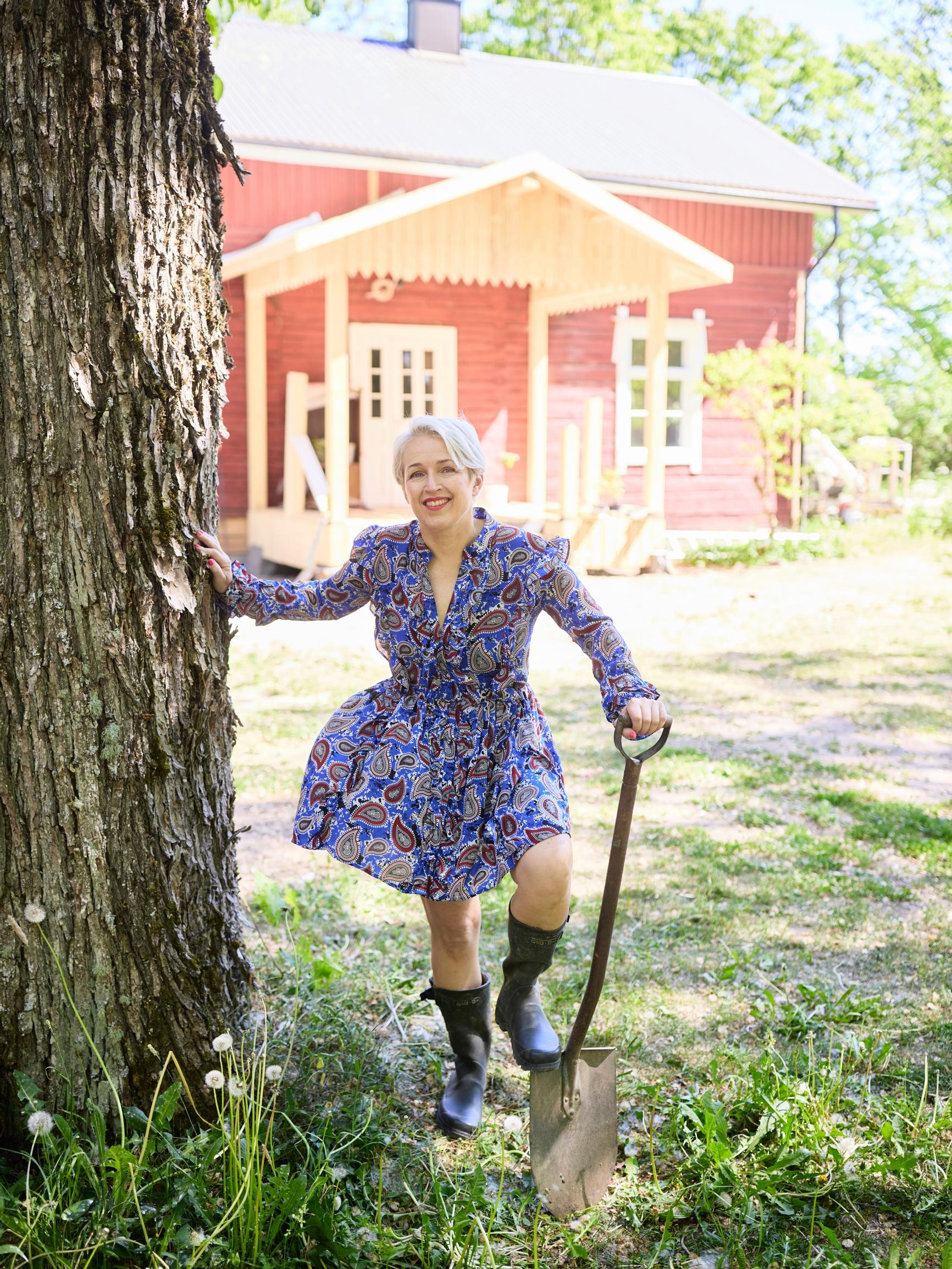 I buried old steam kettles in my garden beds—now I wait for results!