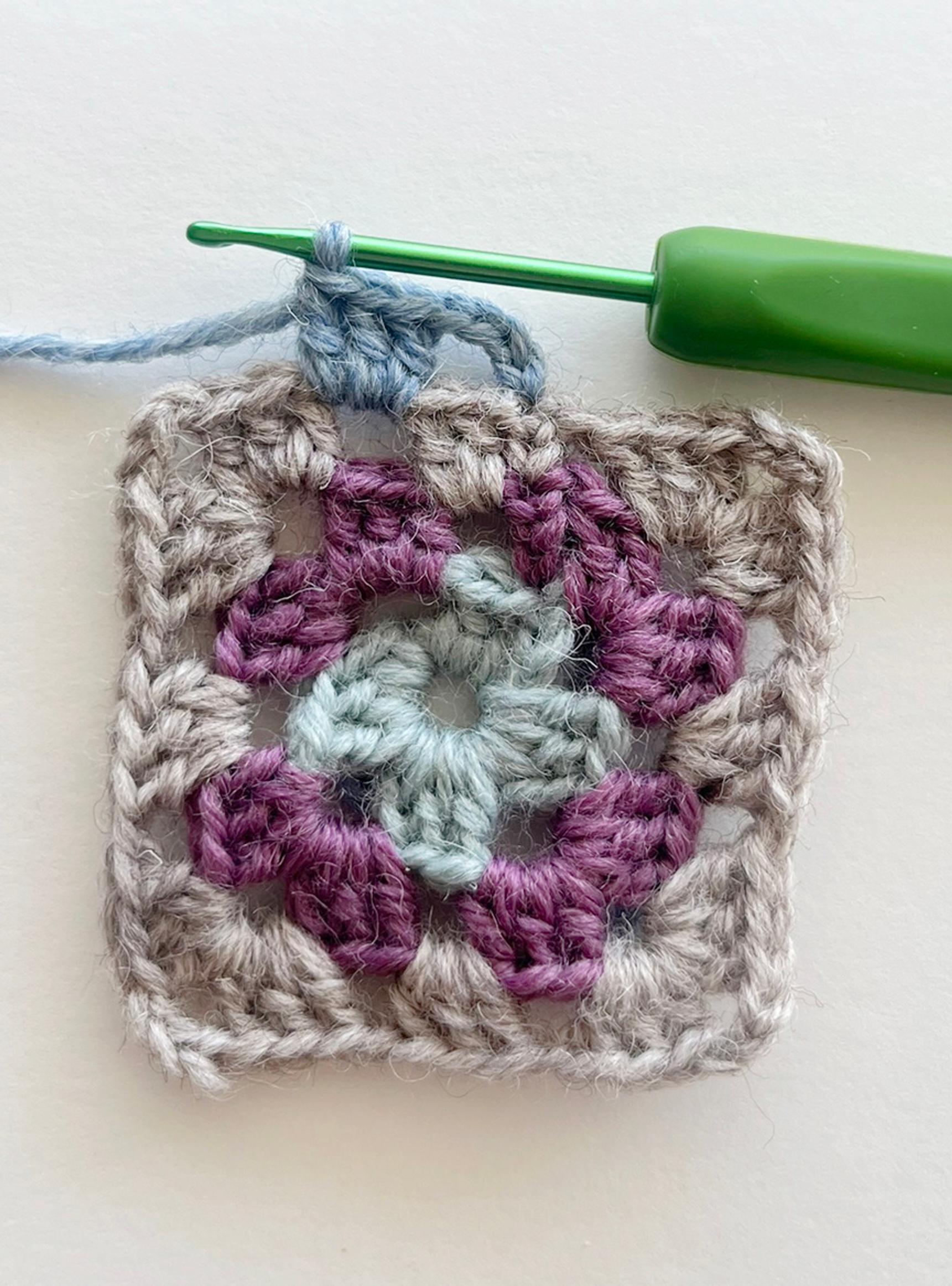 The beginning of the granny square’s fourth double-crochet round