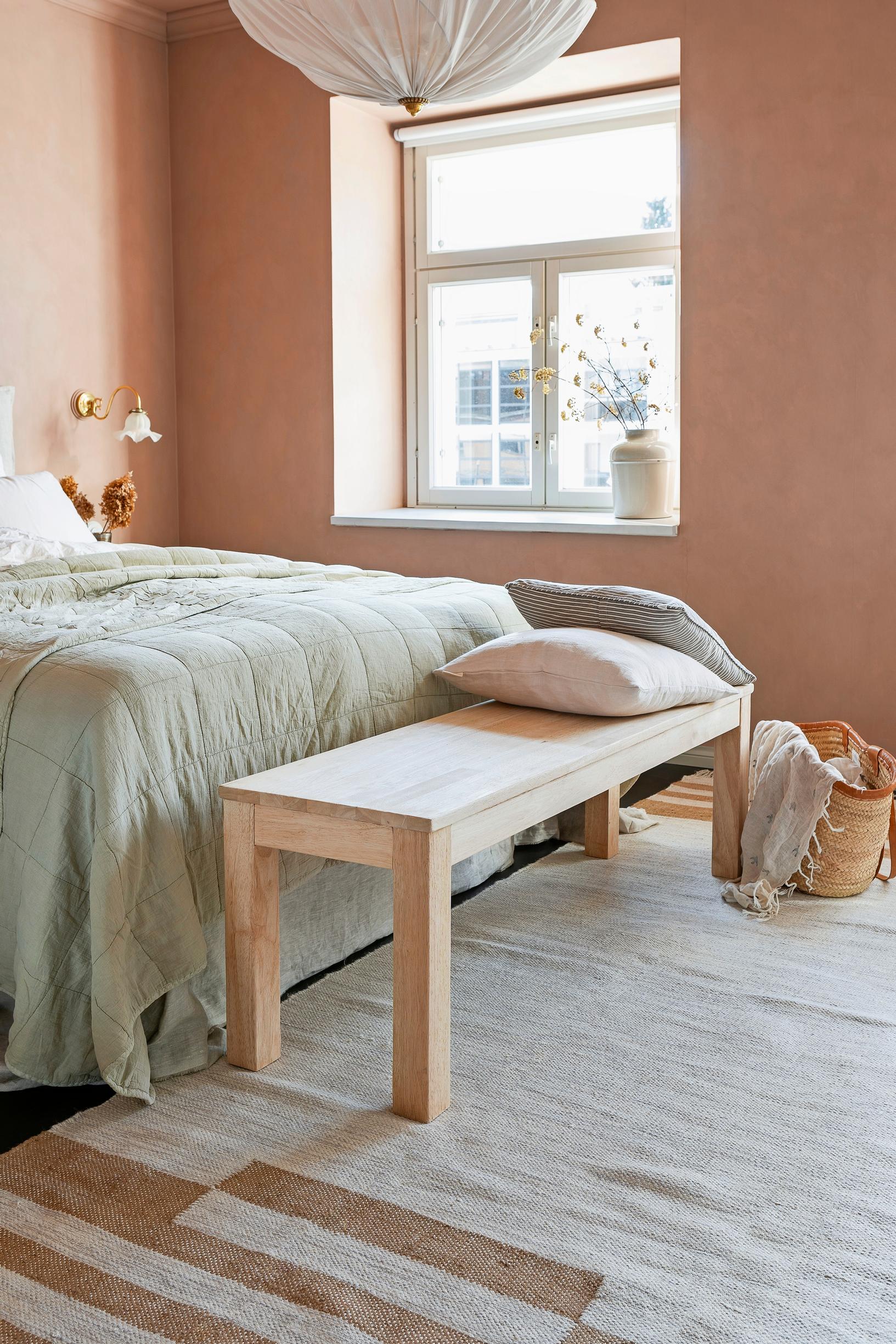 How to distress wood: bench transformation