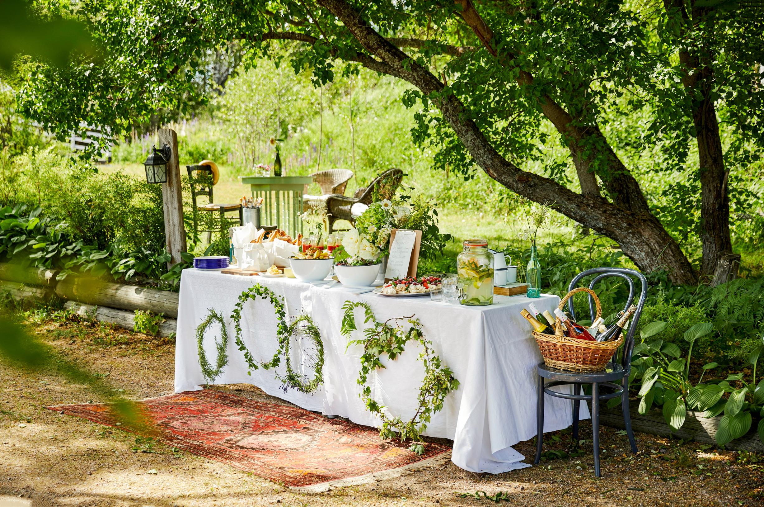 A party table decorated with different wreaths.