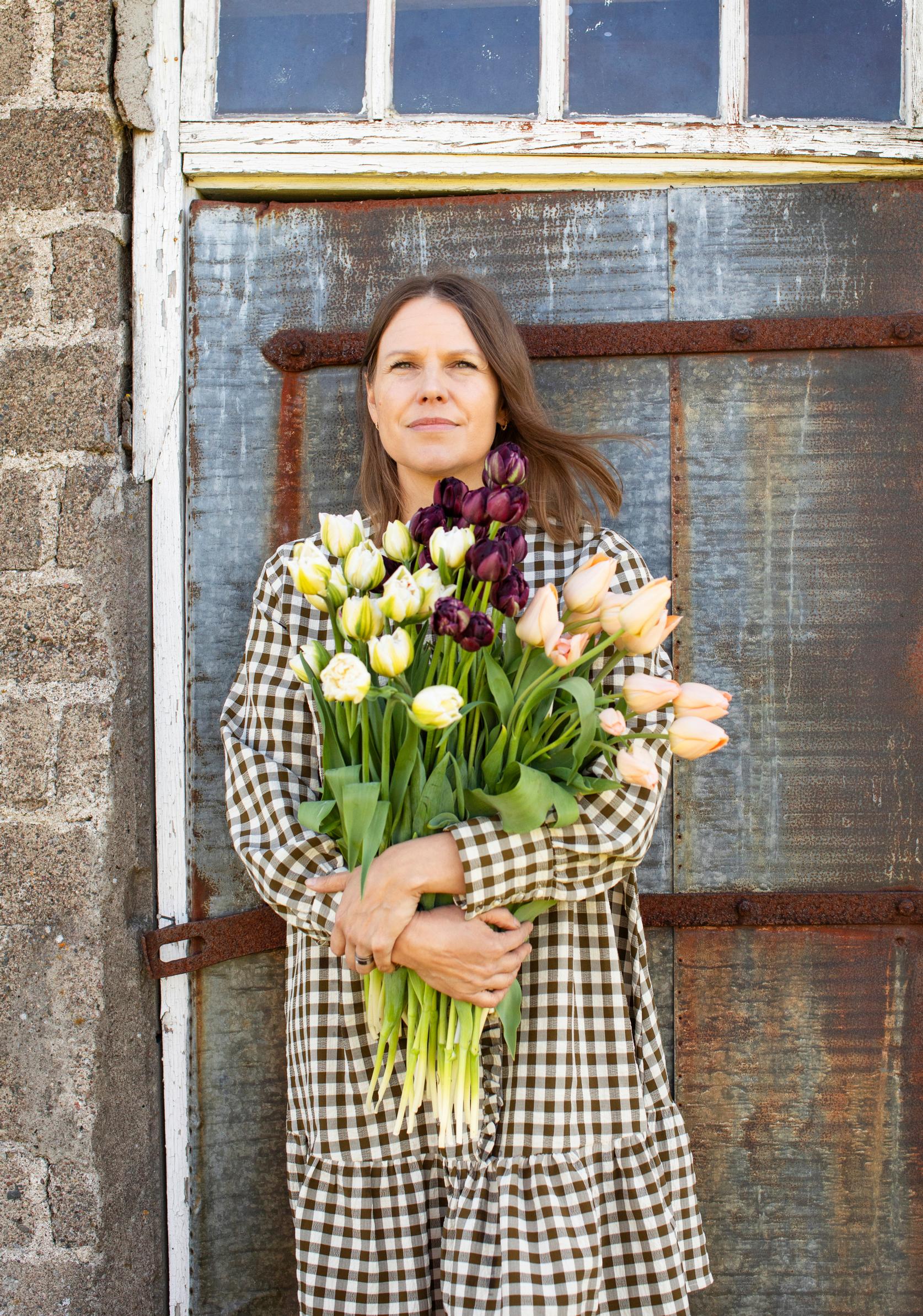 Tulip farming – growing cut tulips: Eeva-Maria Lampikari and tulips