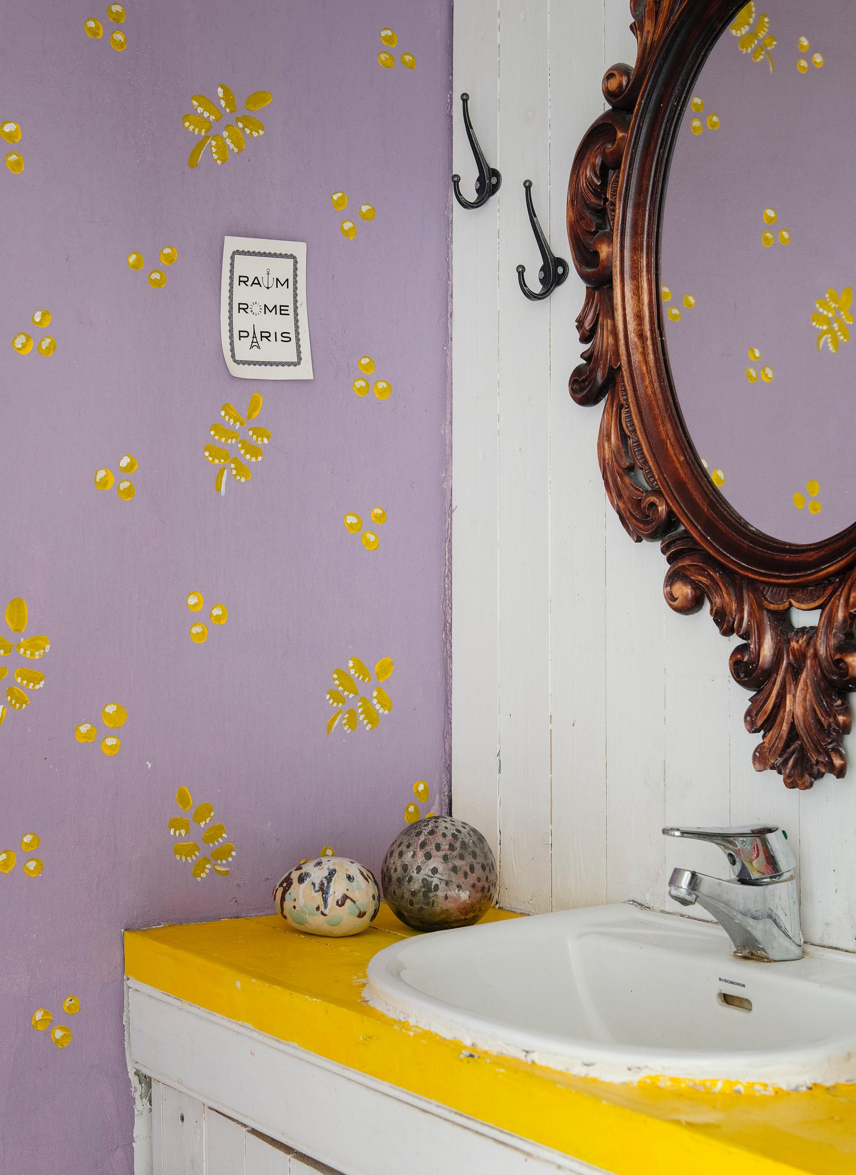 Purple wallpaper in the bathroom