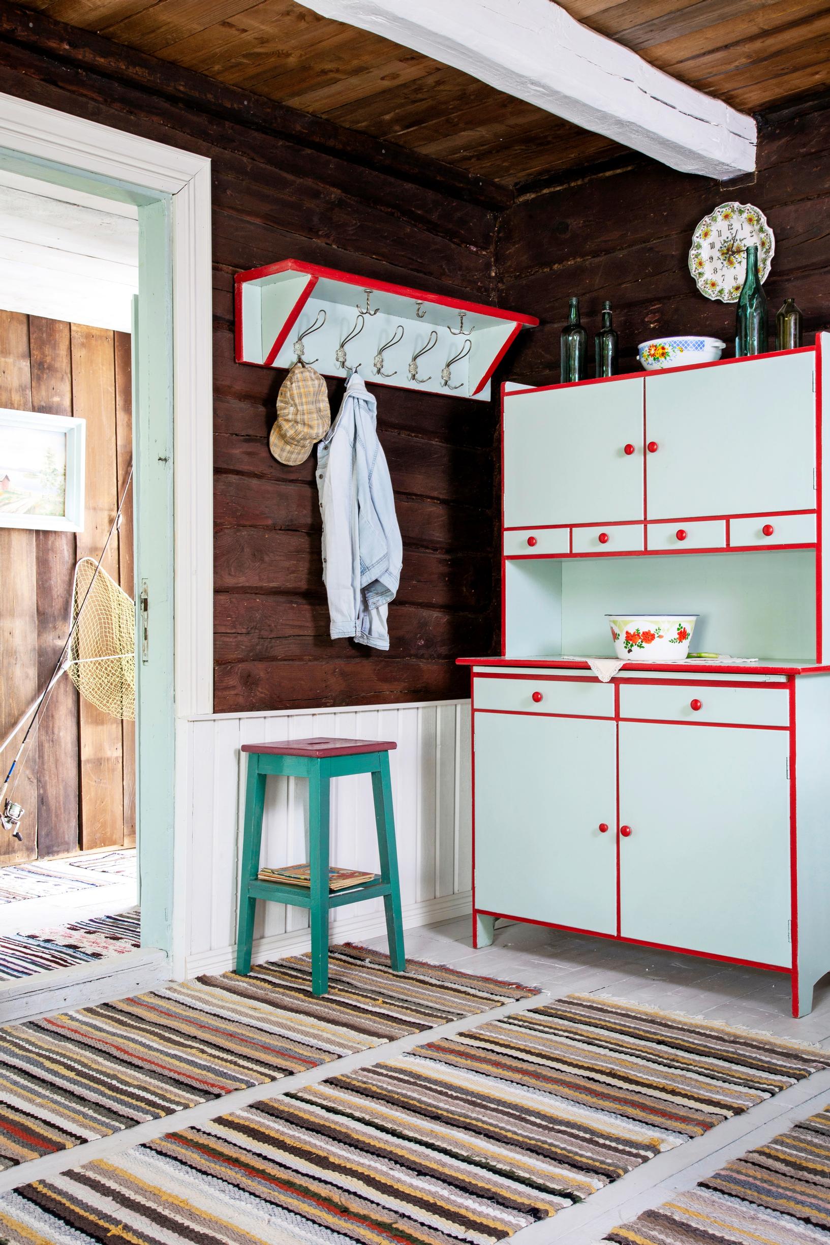 In the nearly hundred-year-old cottage’s main room, a mint-green hostess cabinet