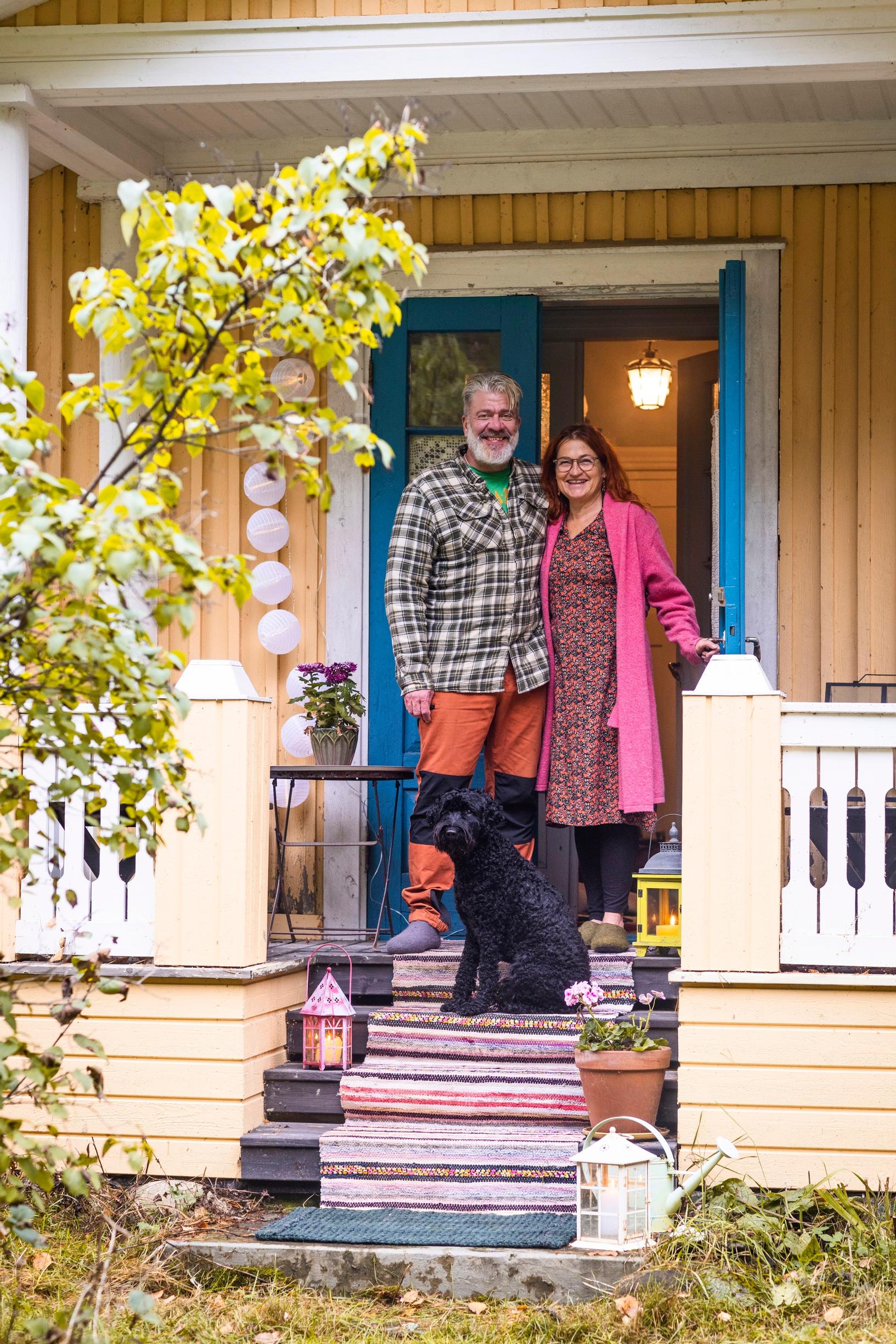 Ilkka Peräoja and Arja Heinilä on their house steps