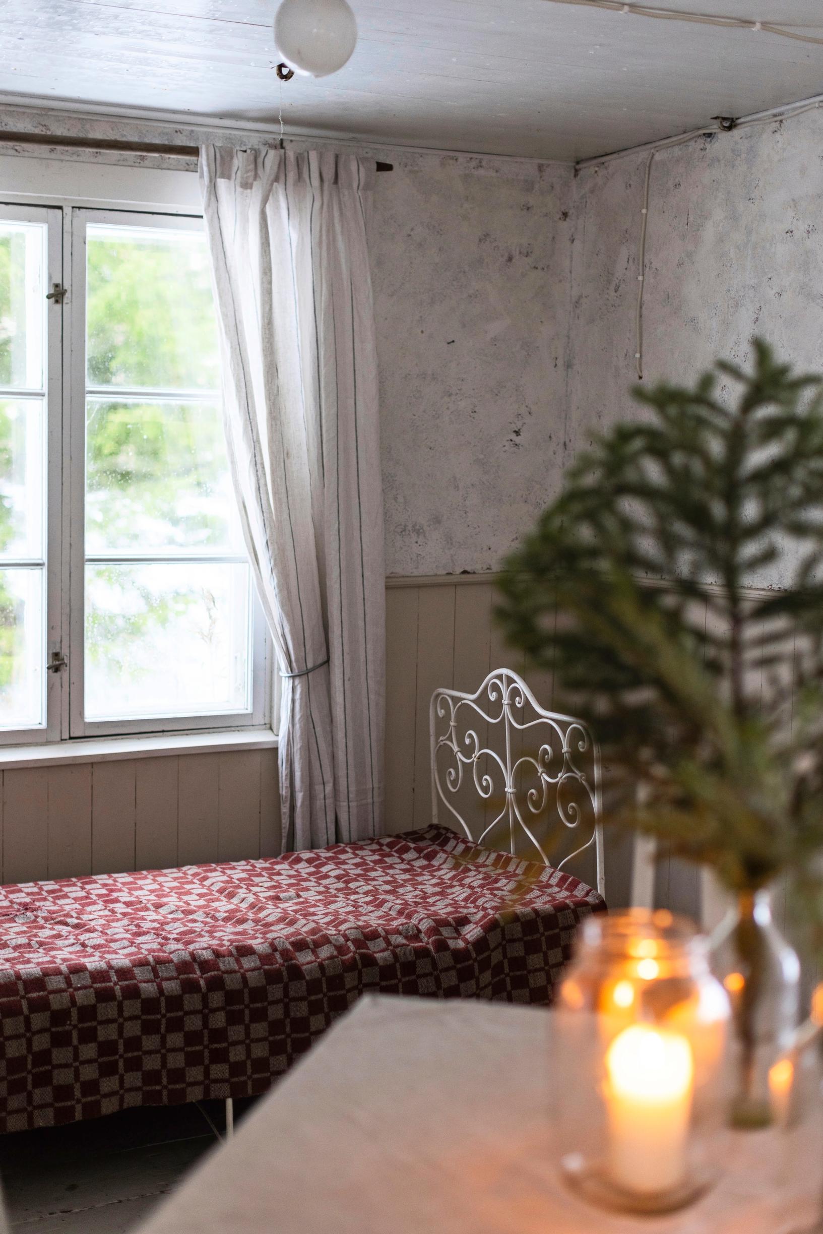 A spare bed in the lakeside cabin.
