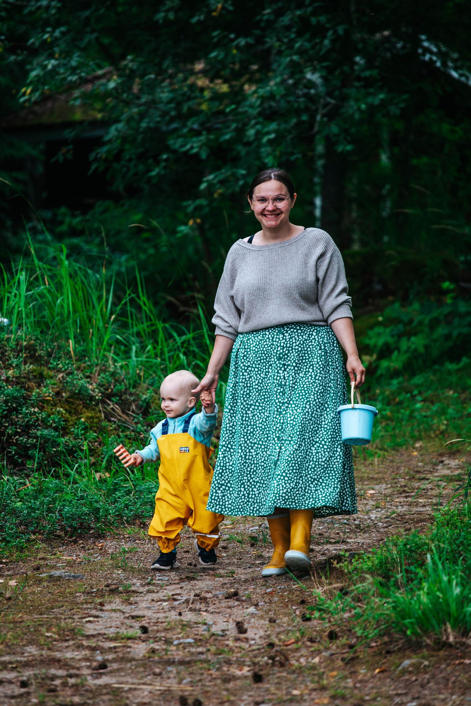 Lotta and Aale walking hand in hand.