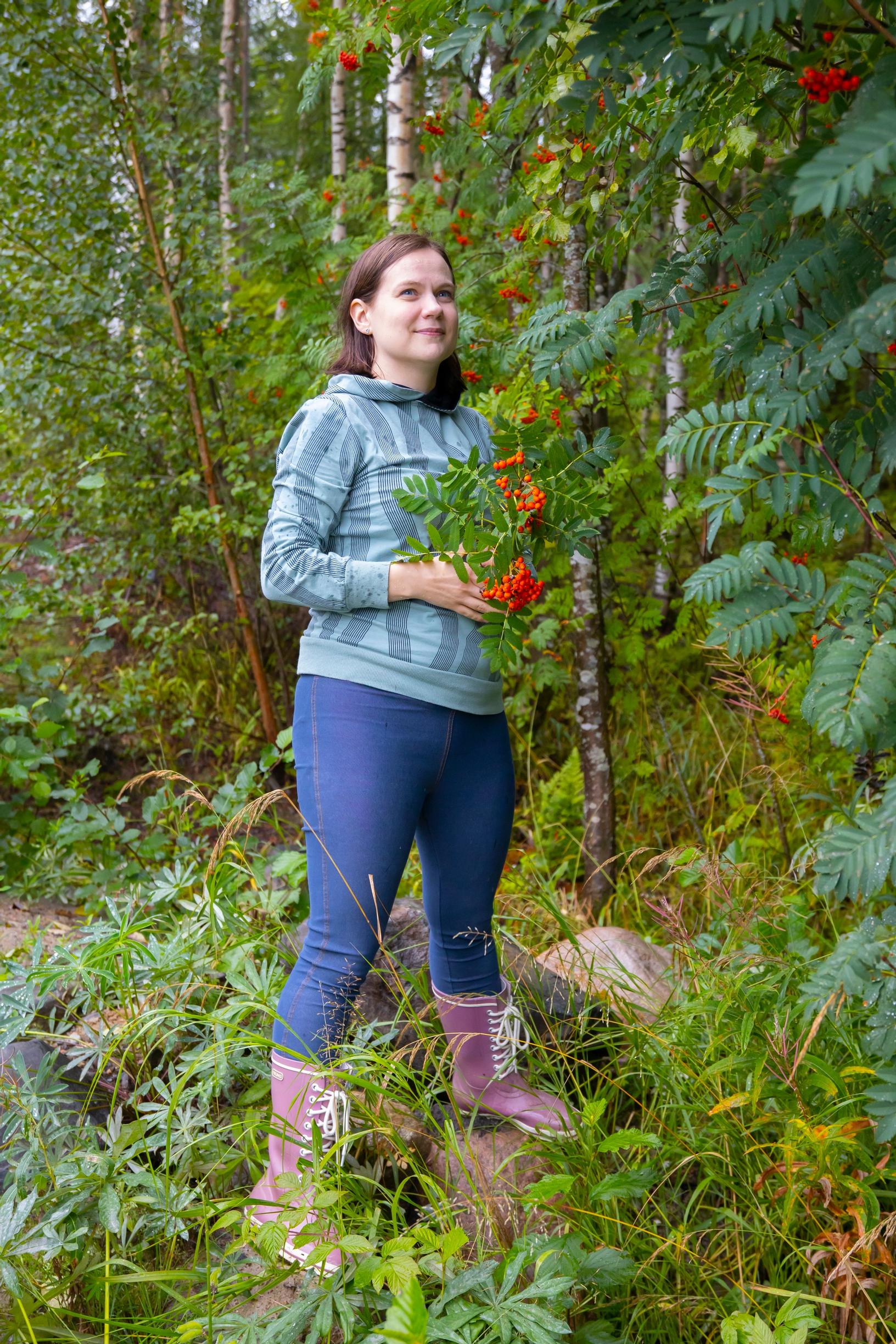 Henna collects rowan branches