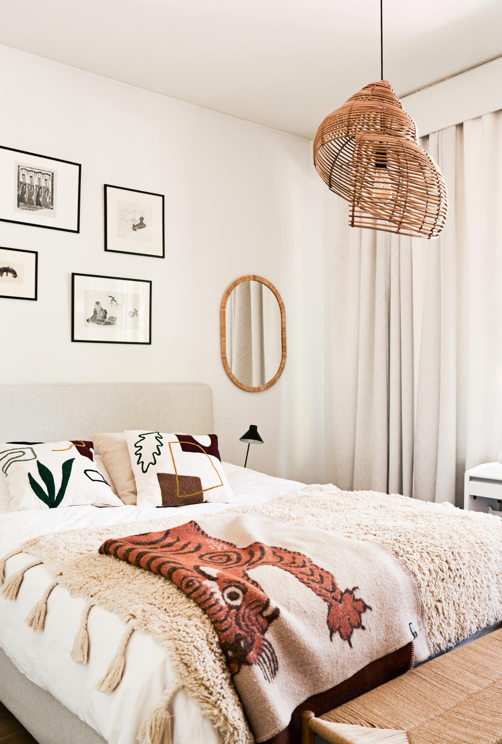 Photo of the light-colored bedroom.
