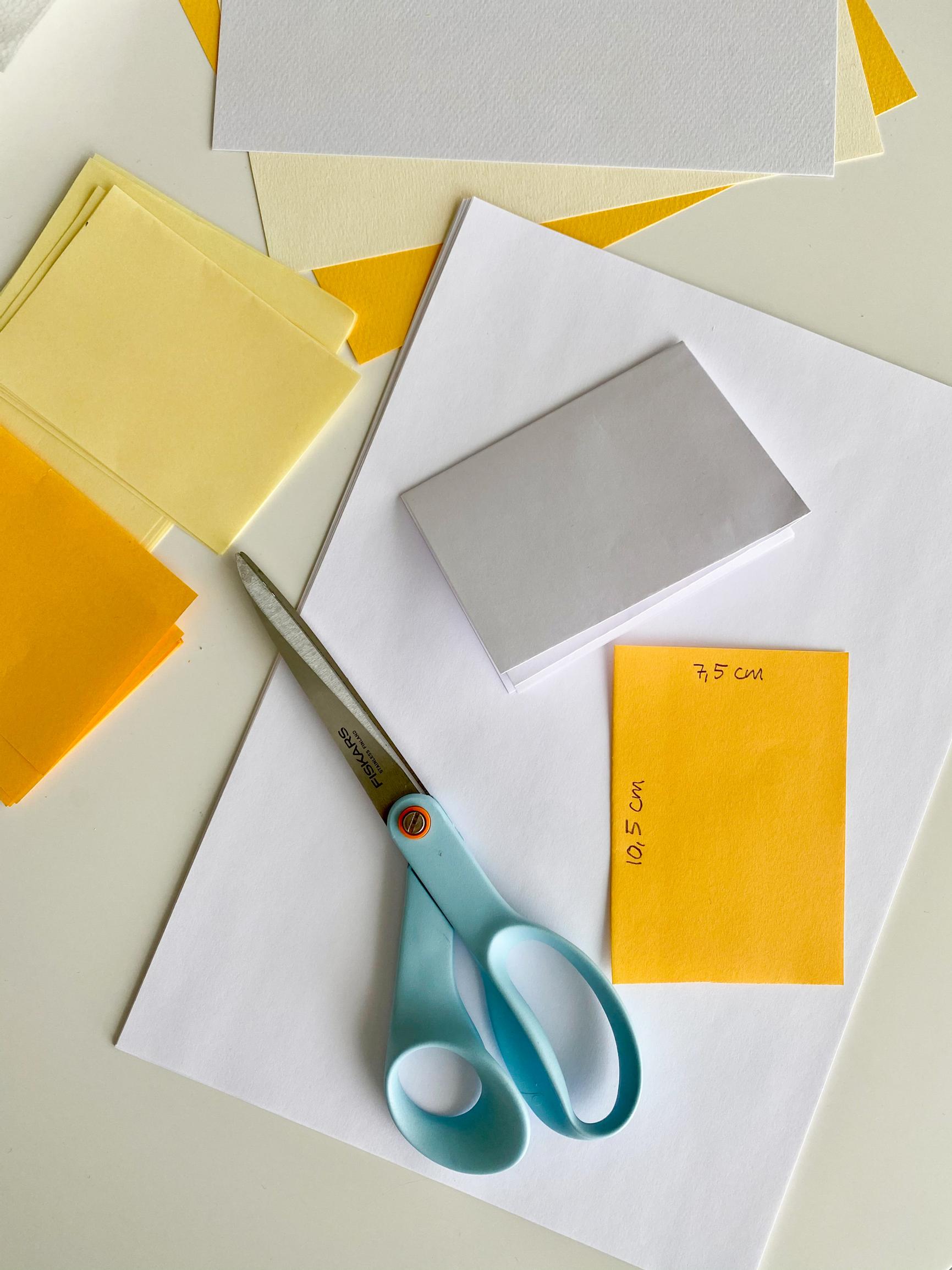 How to make paper daffodils: Paper and scissors