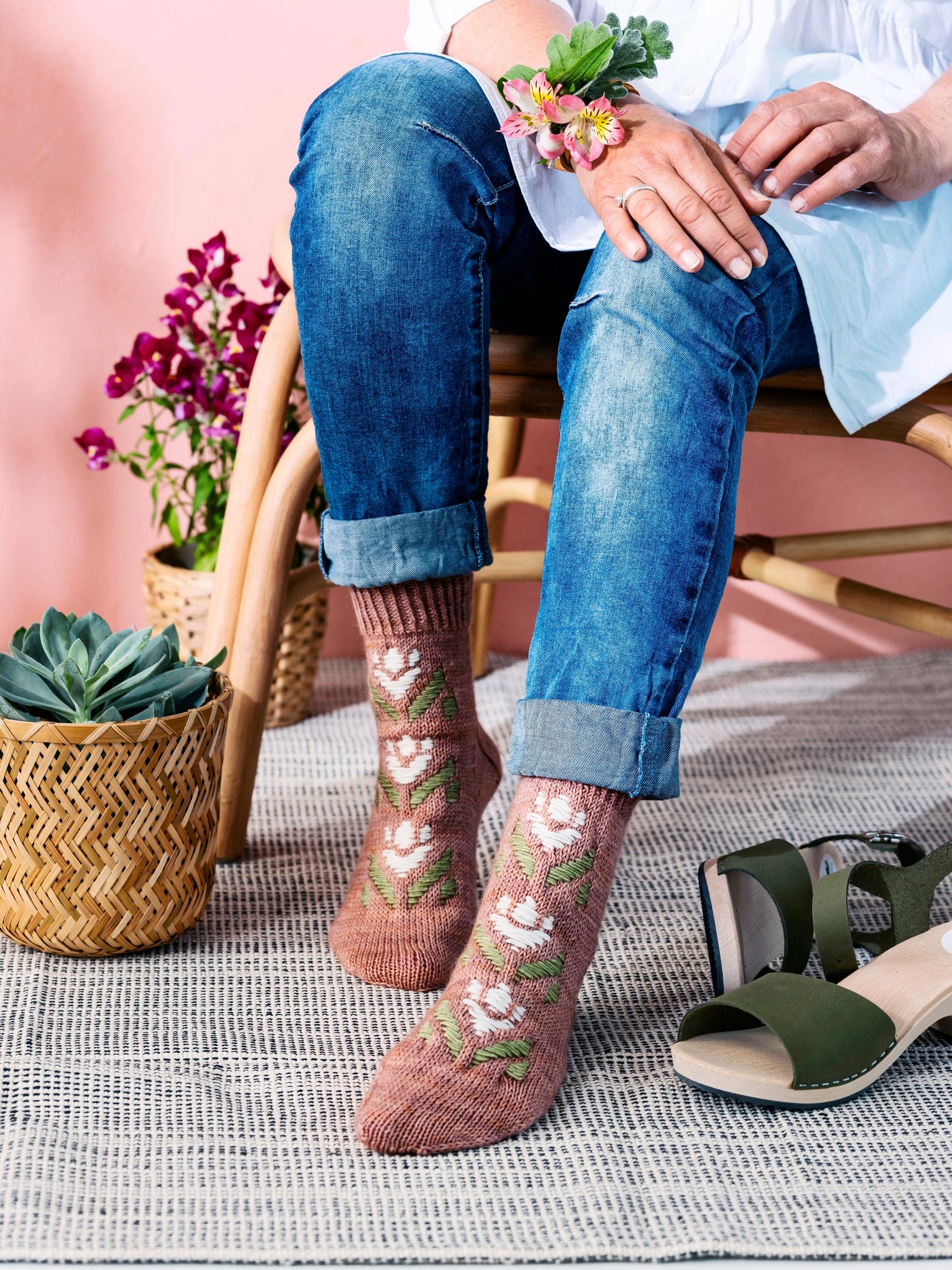 Knit beautiful Rose Garden flower socks with the Estonian roosimine technique!