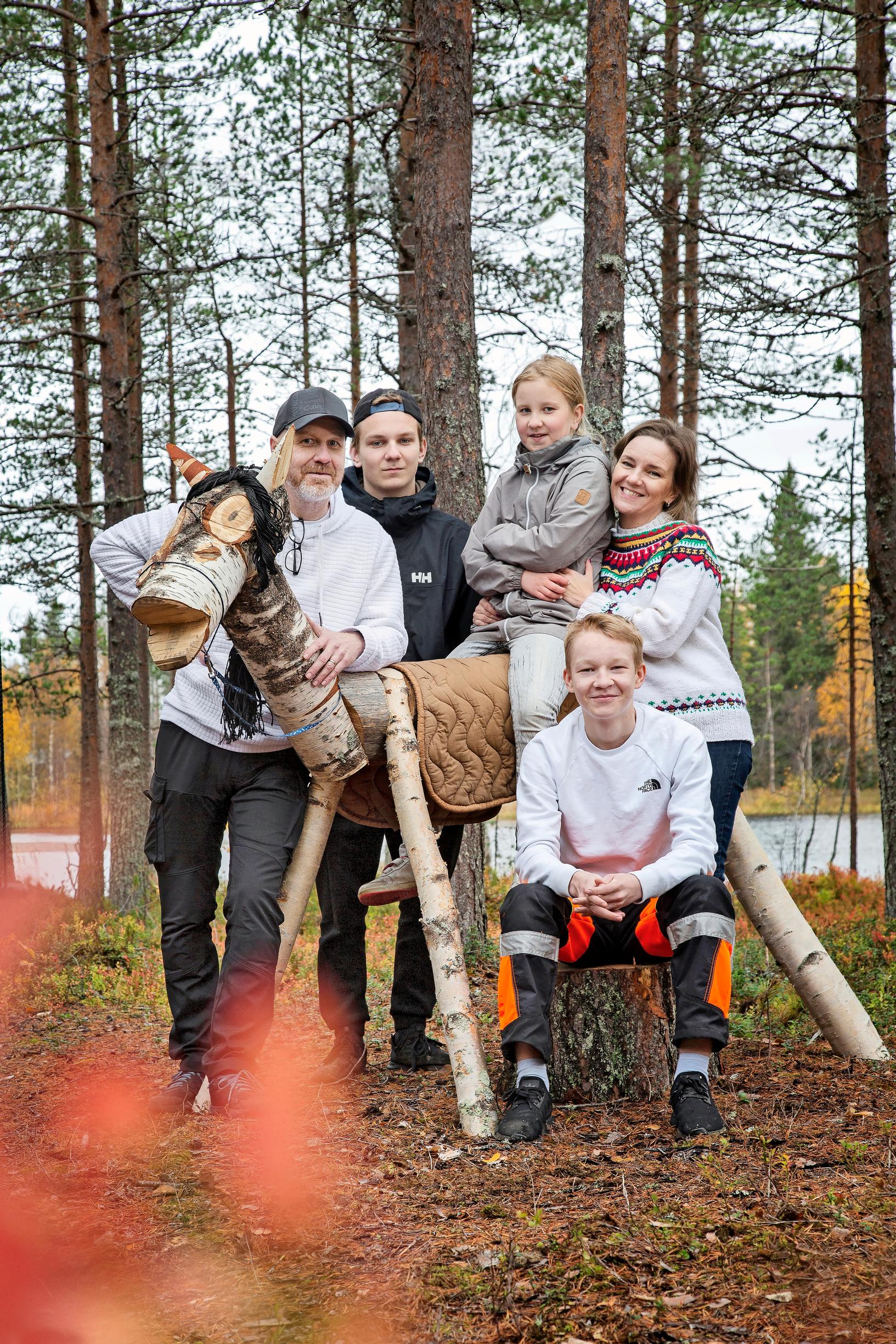 Family around the wooden horse