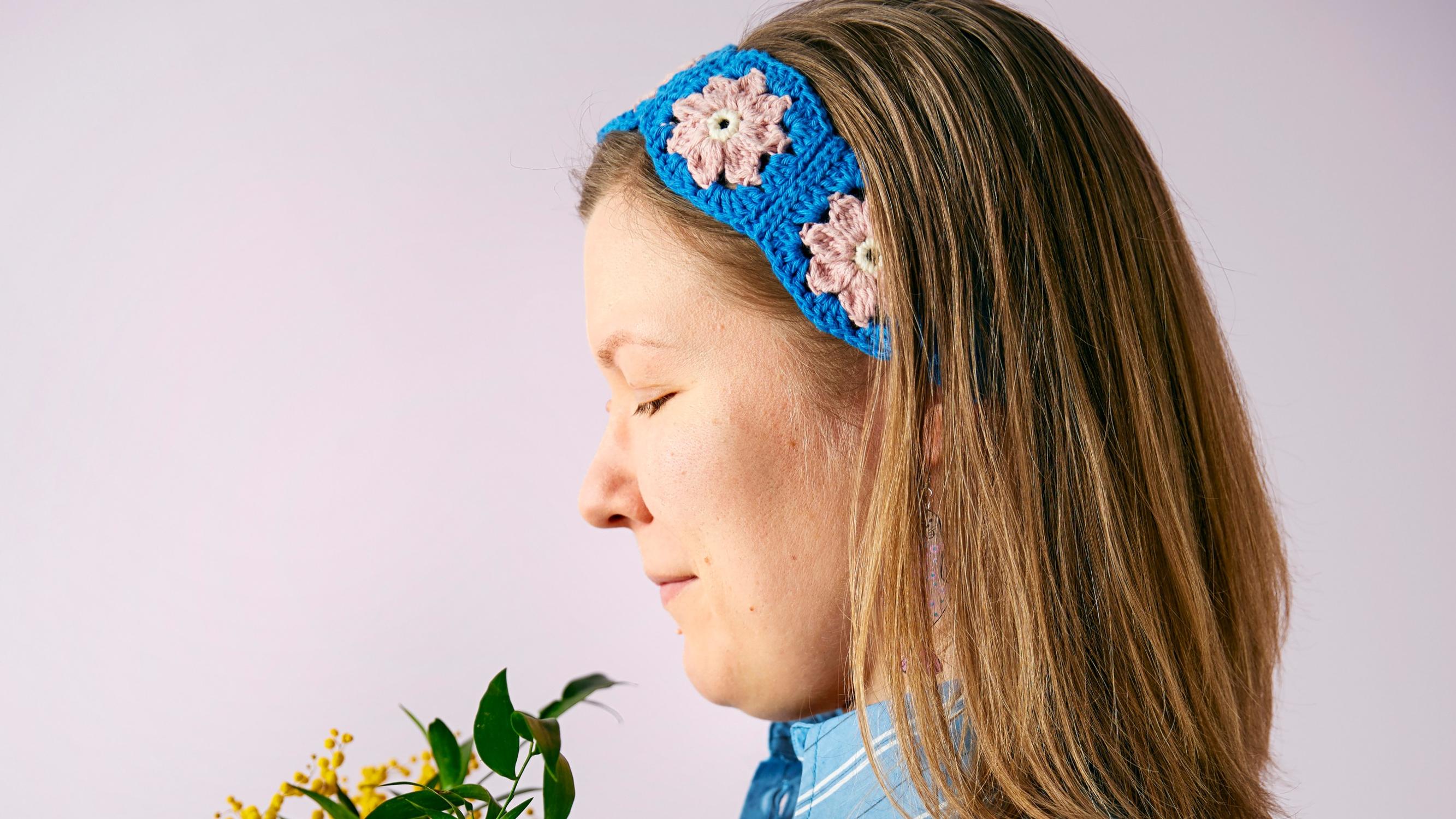 Crocheted headband from flower squares—check out our quick and easy tutorial