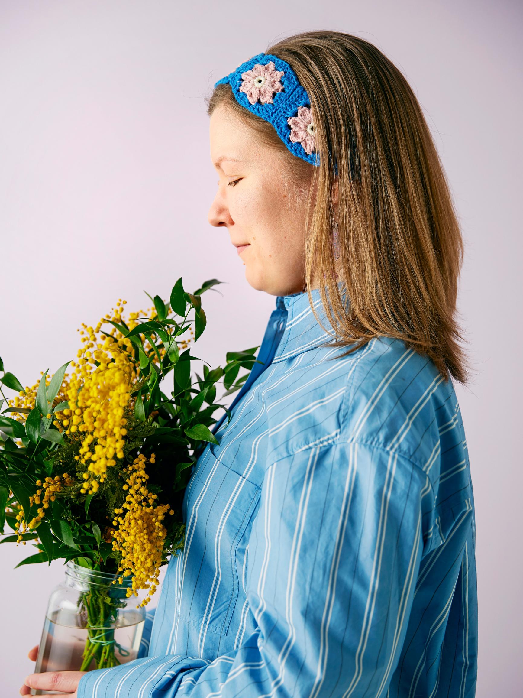 Crocheted headband from flower squares—check out our quick and easy tutorial