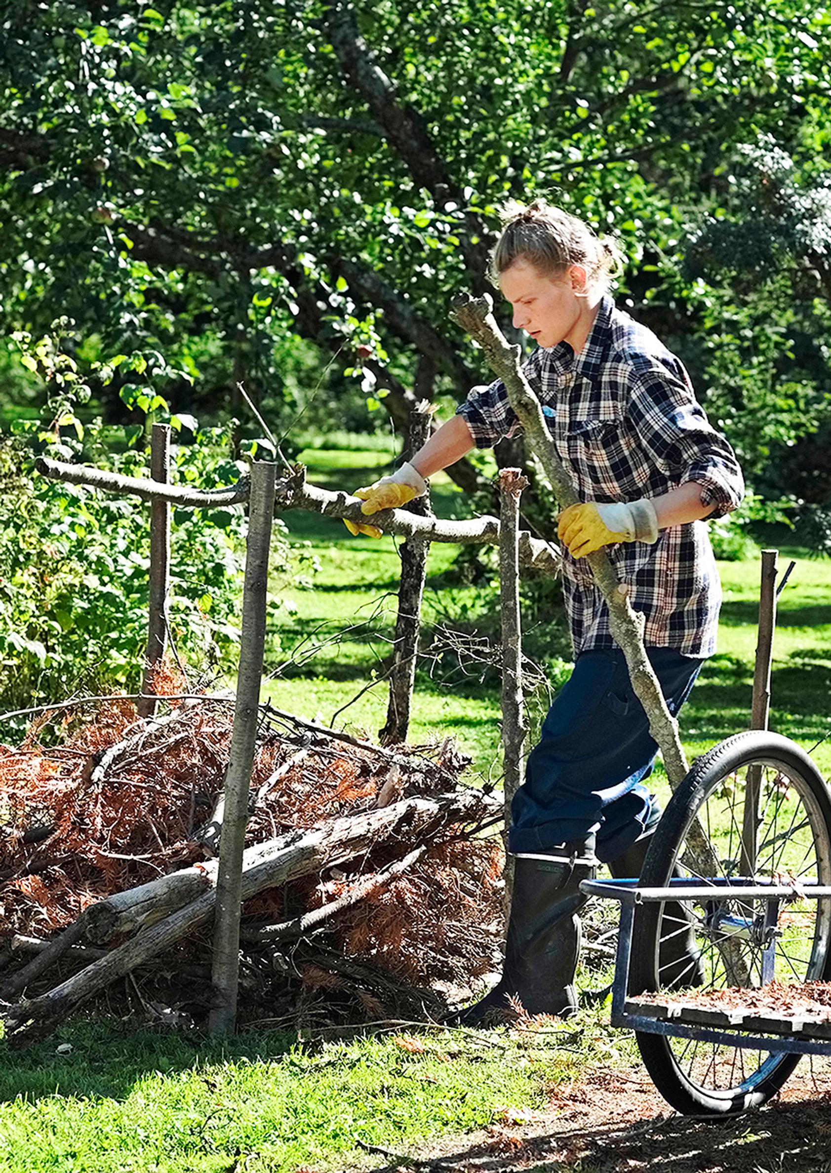 Stacking the brush fence