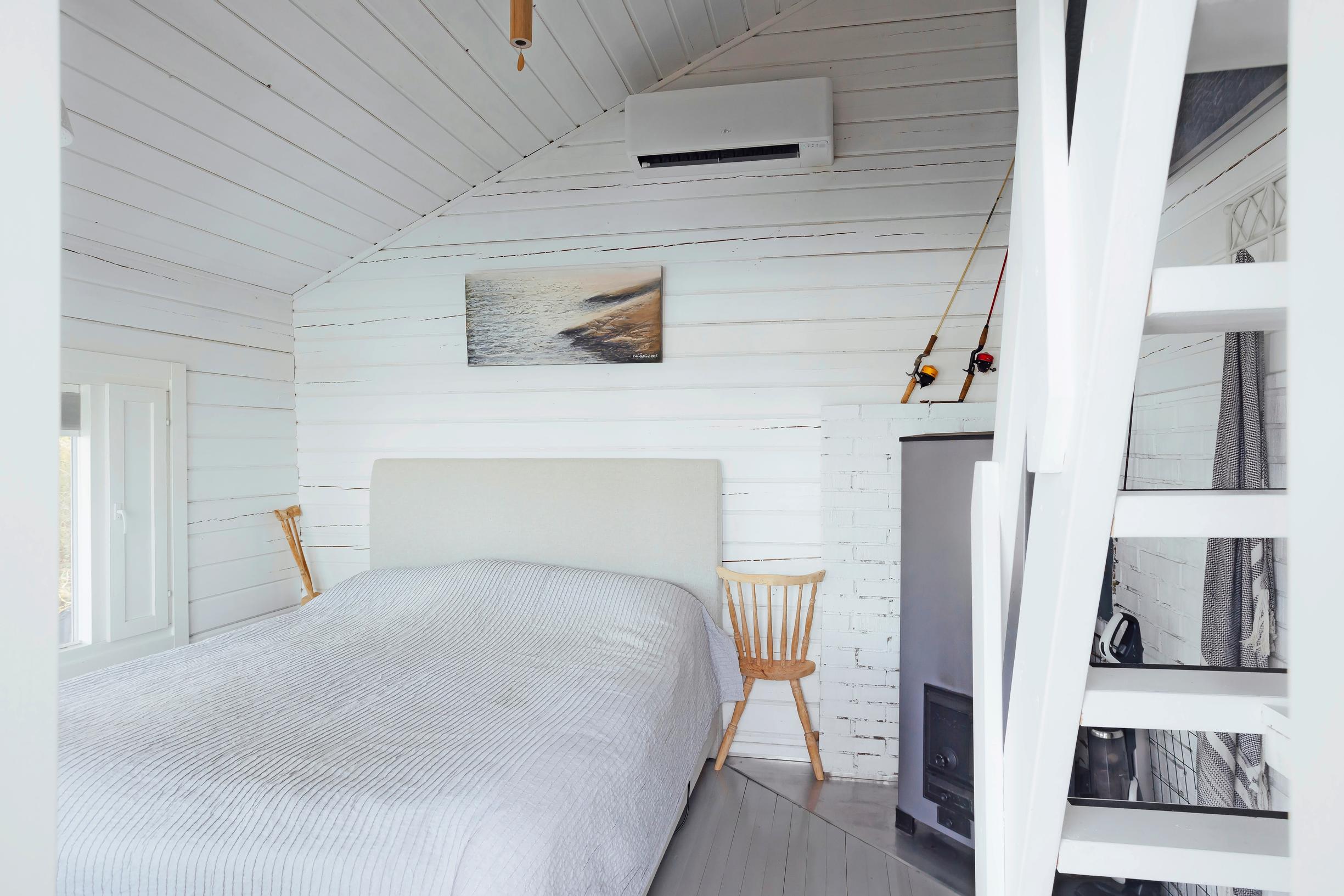 Photo of the sauna cabin’s bedroom. 