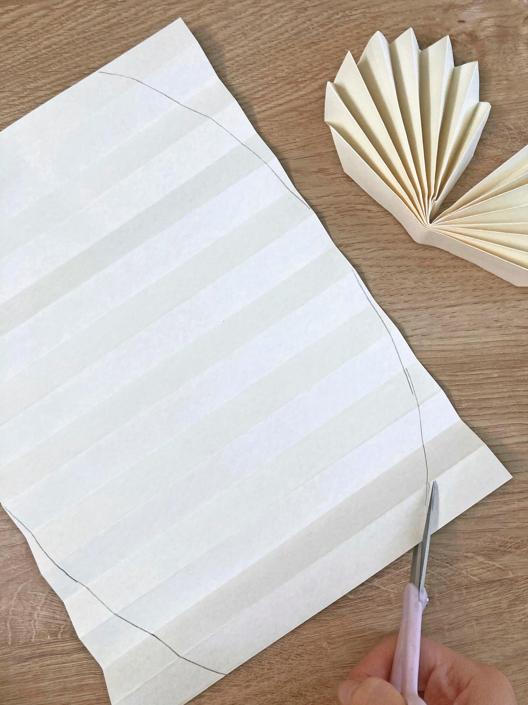 Step-by-step image of folding the paper.