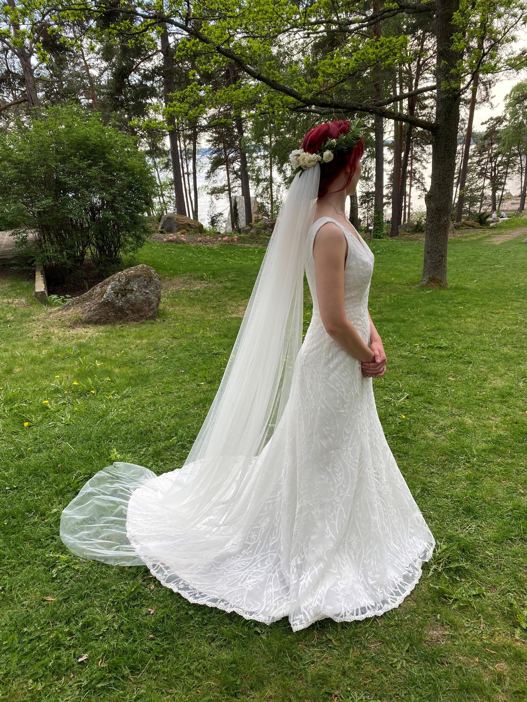Emma’s gown’s beautiful silhouette.
