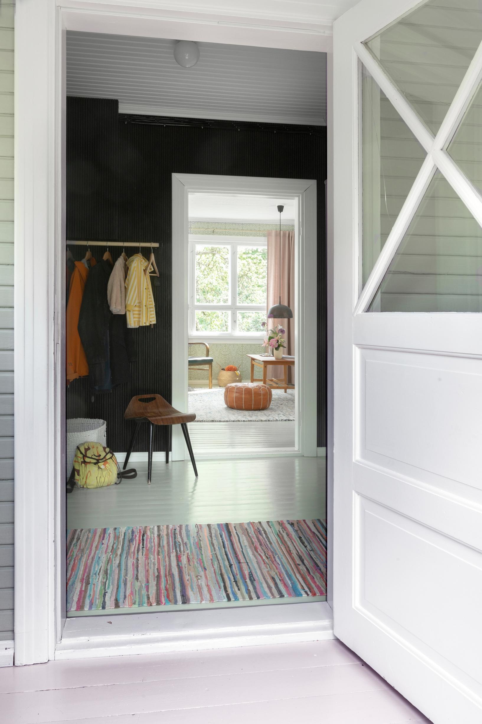 A door open to the entryway