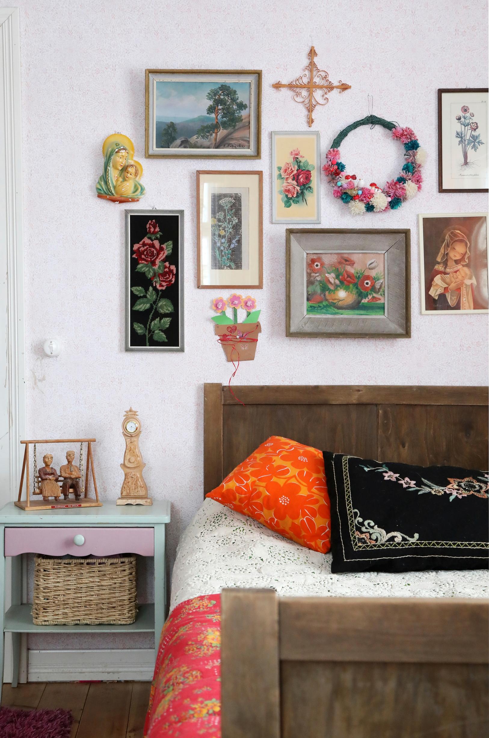 On the bedside table, the “Youthful Memories” carving given to Leena by Jukka.