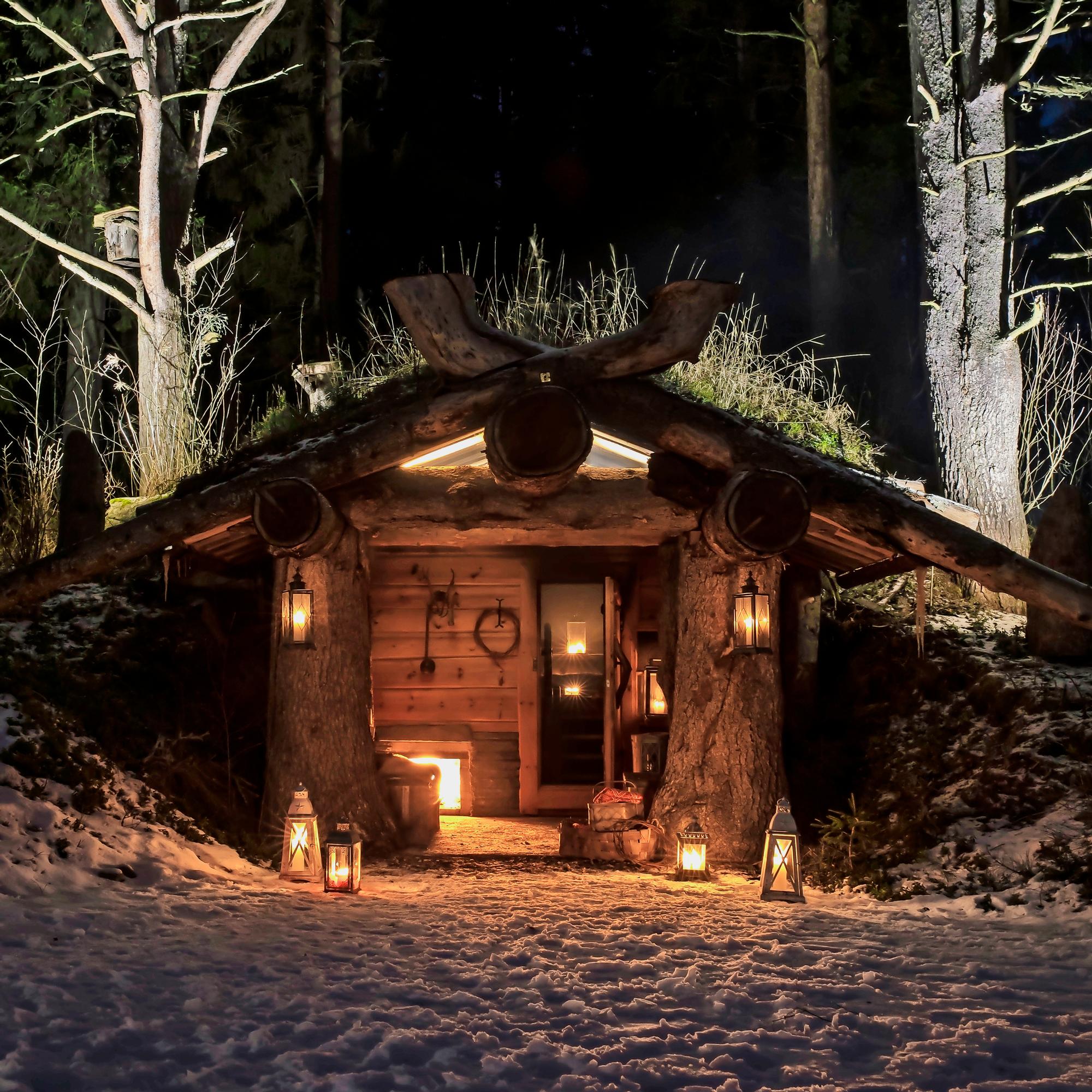 This smoke sauna disappears into the forest and ignites your imagination