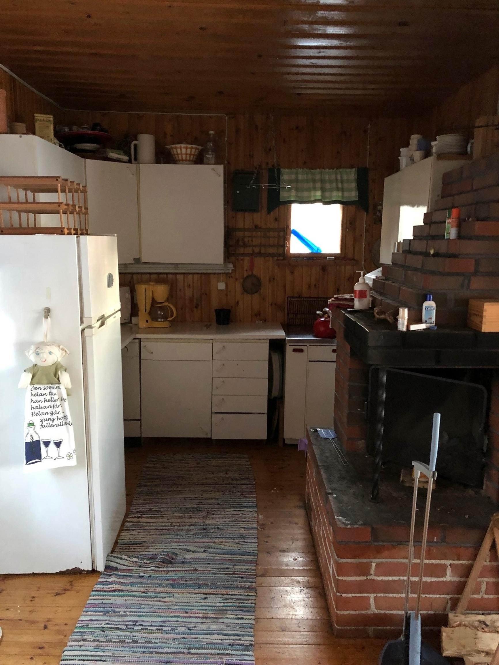 Mari and Kari’s cottage kitchen before the renovation