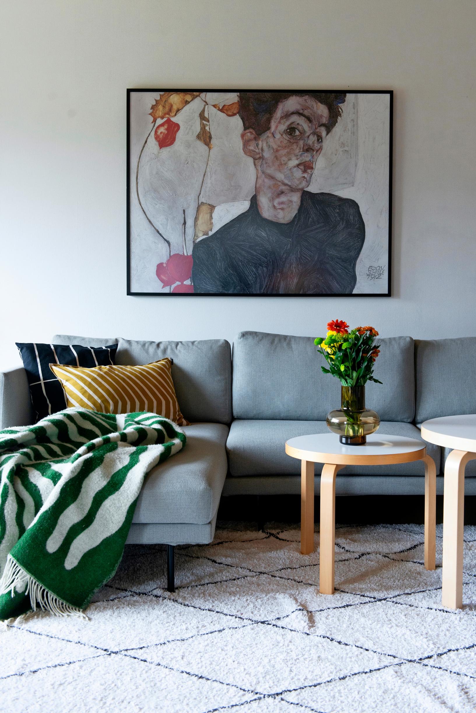 Image of a living room in a 1980s rowhouse.