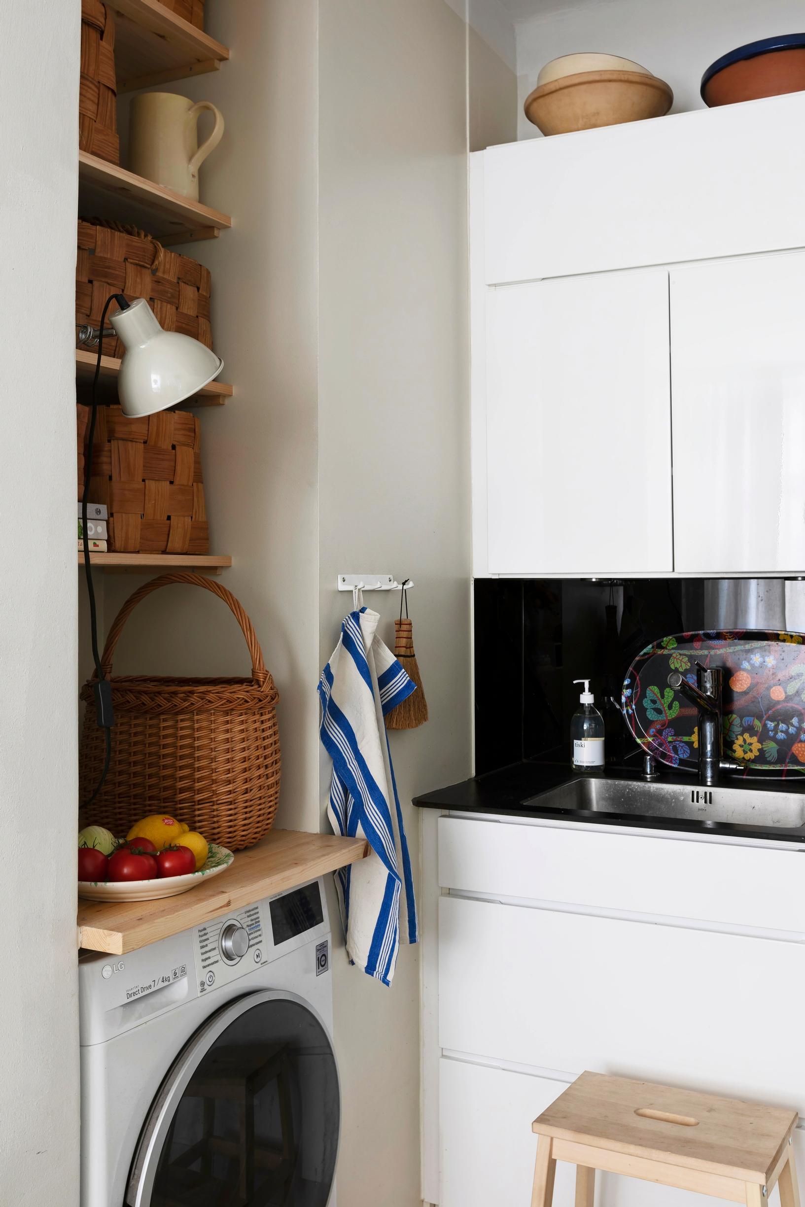 L-shaped open kitchen with a glass backsplash